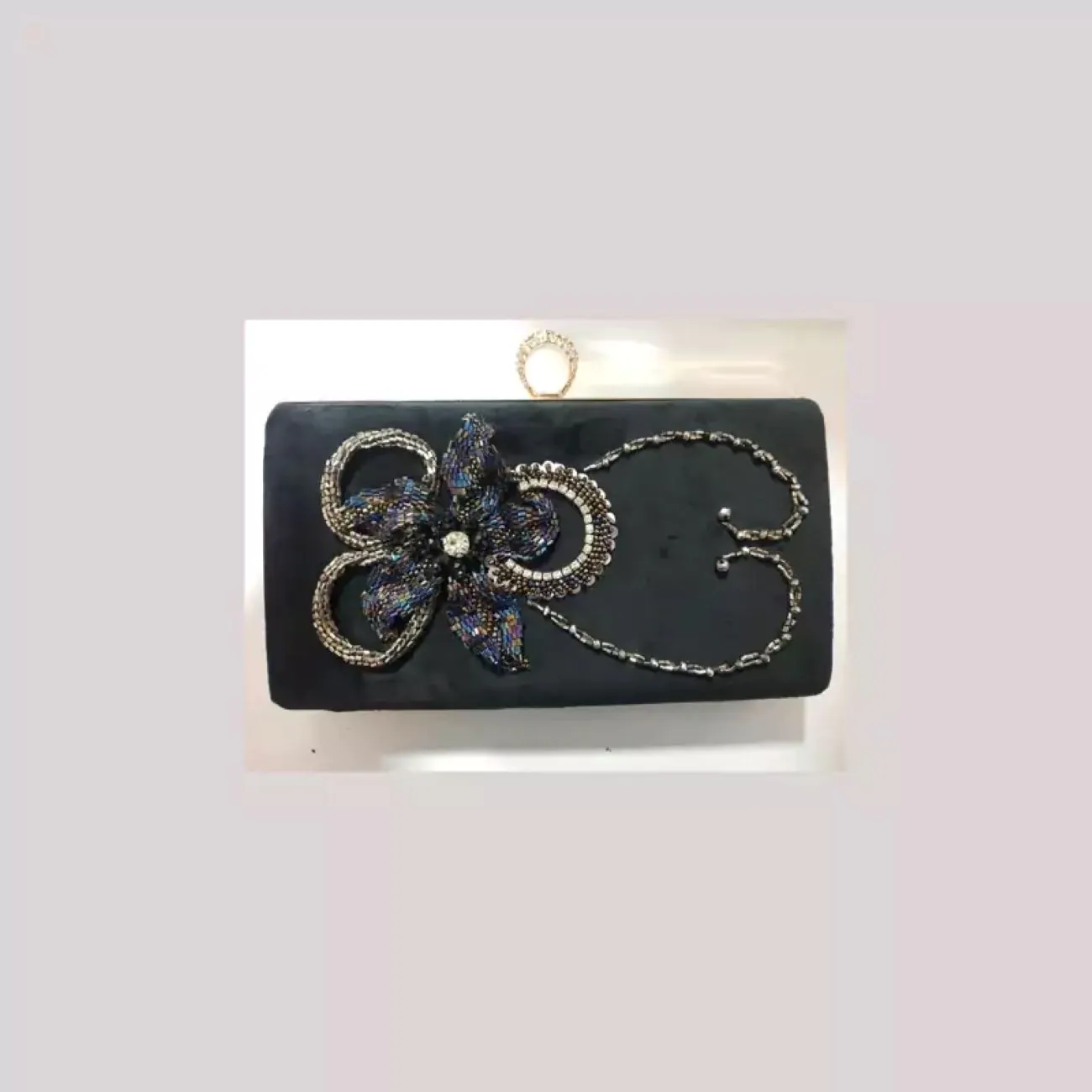 Erlesene handgefertigte Perlen-Clutch mit elegantem Design