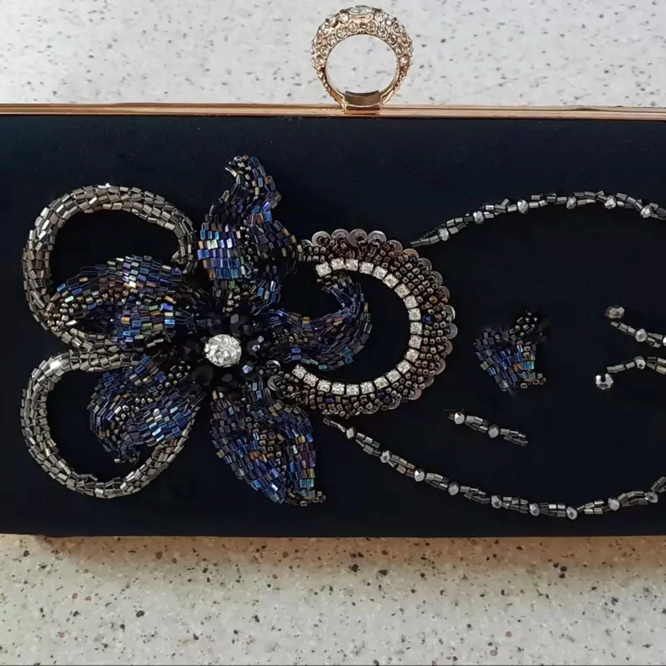 Erlesene handgefertigte Perlen-Clutch mit elegantem Design