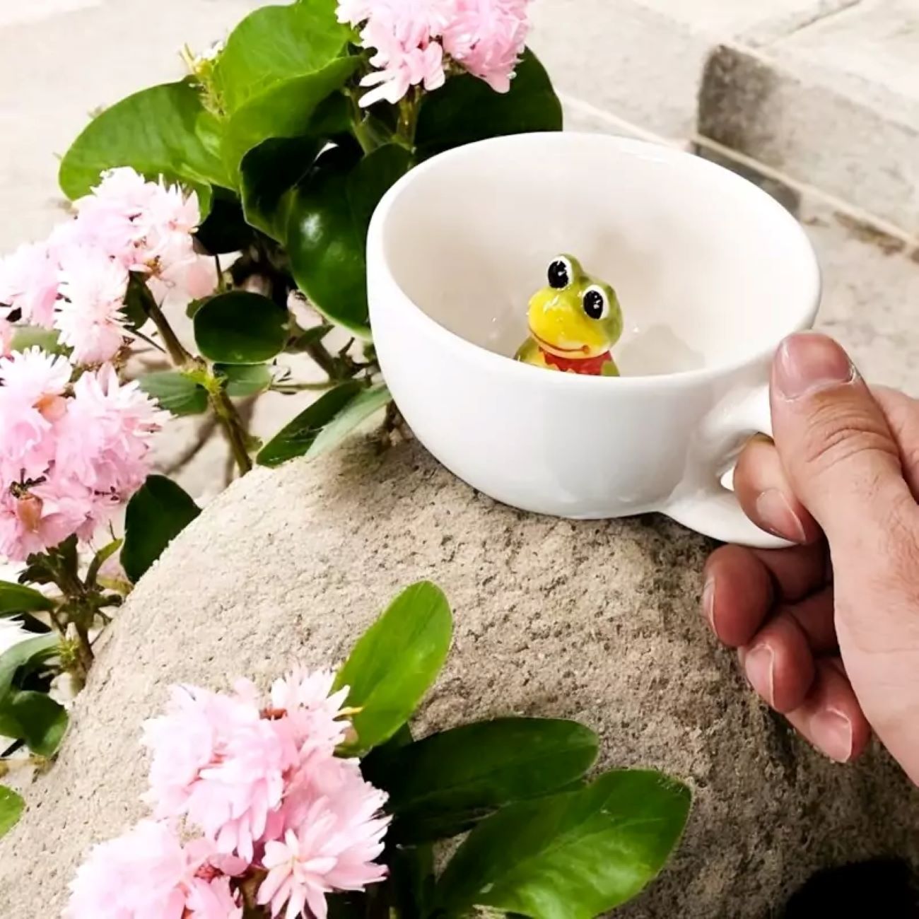 Keramiktasse mit Fantasy-Froschfigur – Geeignet für den Alltag & als Geschenk