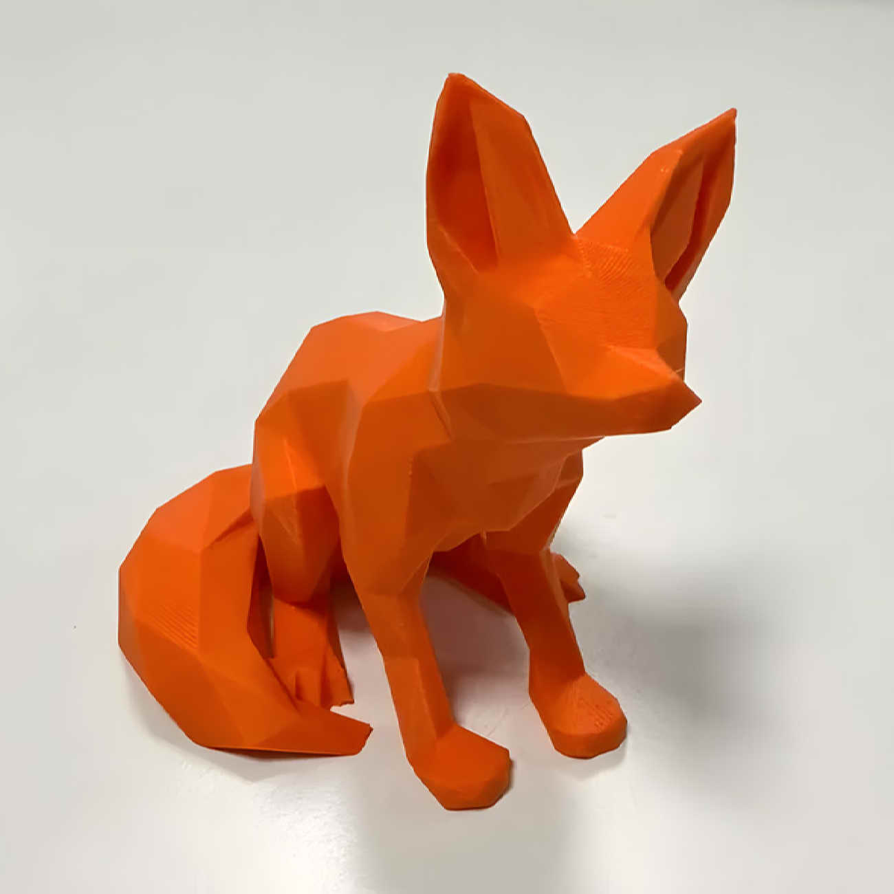 Geometrische Fuchs Kubismus Figur – Handgefertigte Moderne Kunst