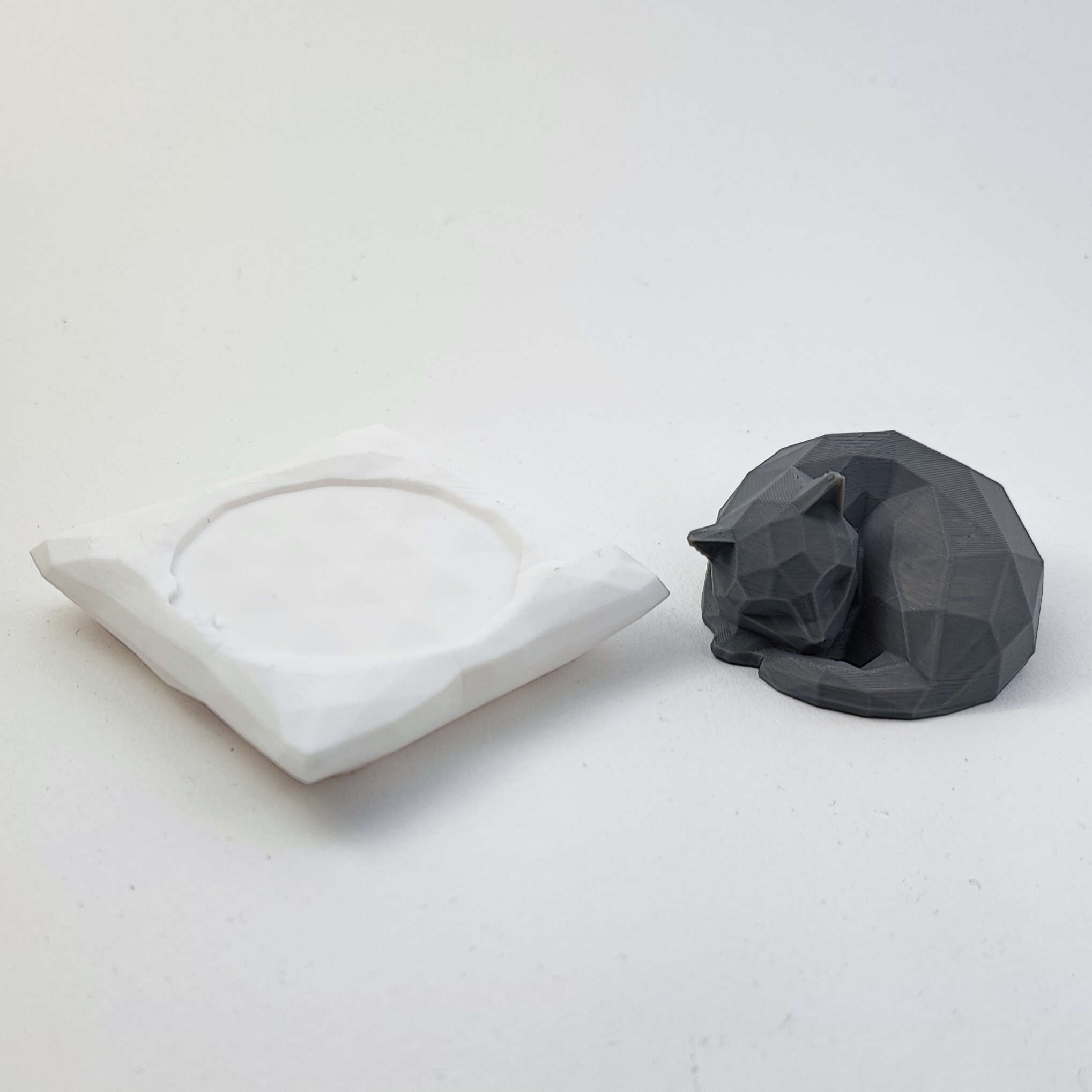 Geometrische Schlafende Schwarze Katze – Moderne Kunst für Katzenliebhaber