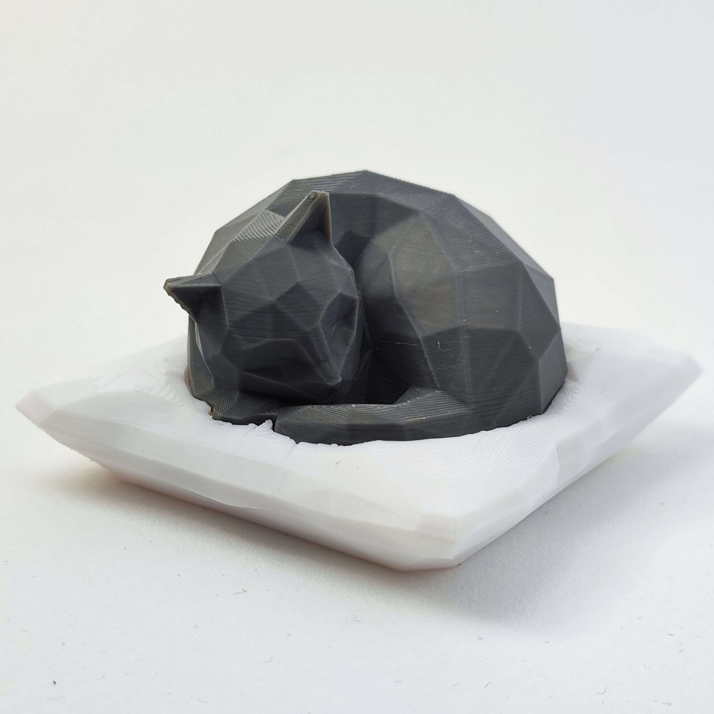 Geometrische Schlafende Schwarze Katze – Moderne Kunst für Katzenliebhaber