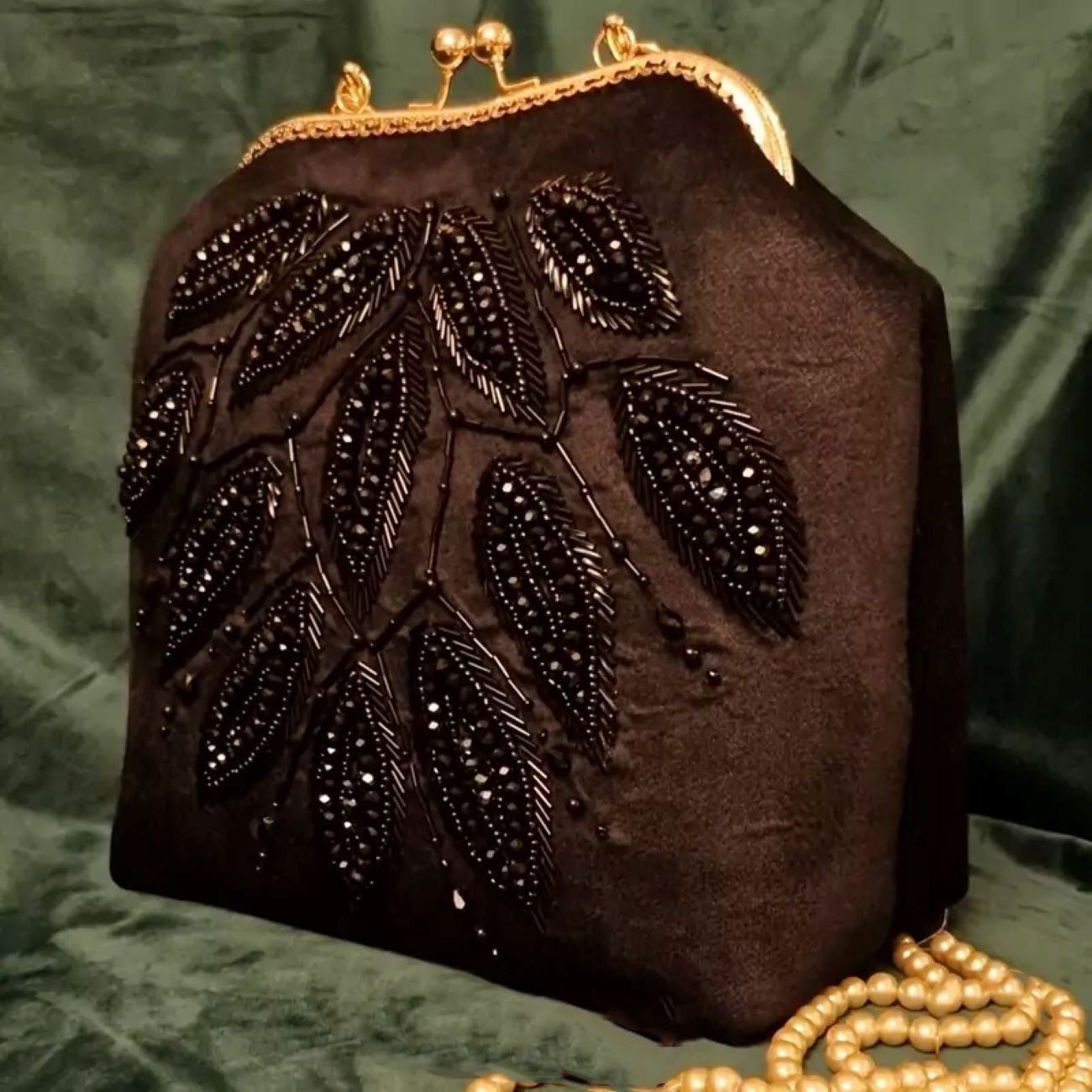 Handgefertigte Perlen-Clutch mit Blattdesign – Glänzend und Elegant