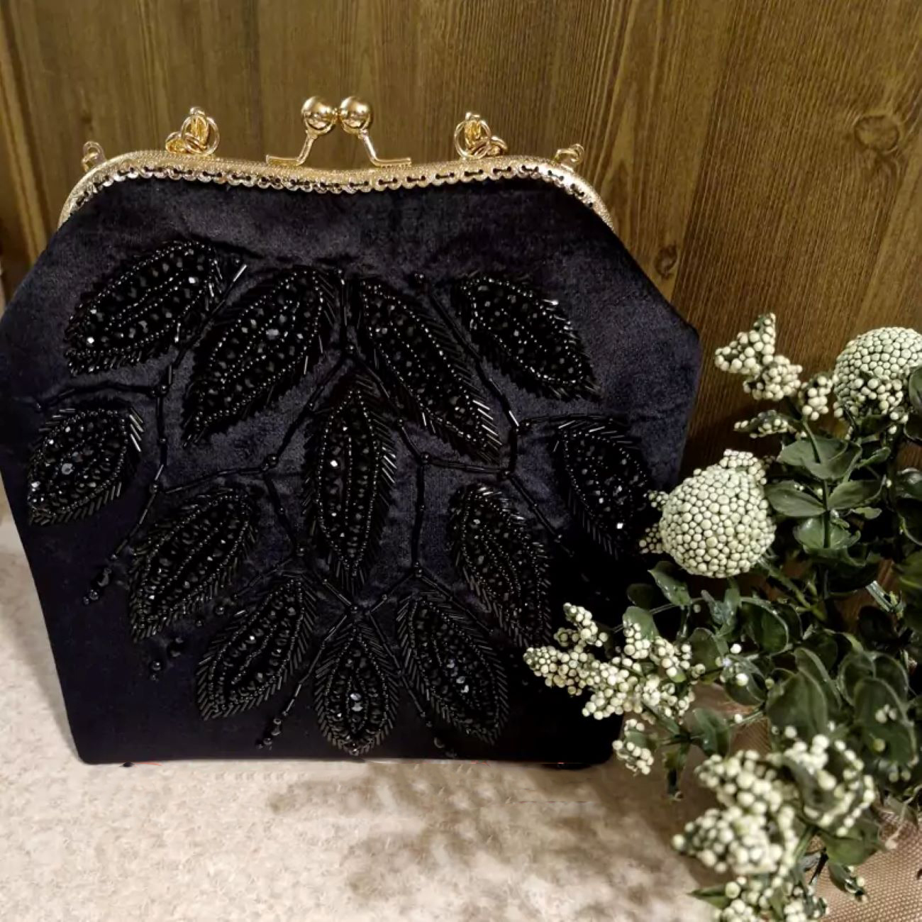 Handgefertigte Perlen-Clutch mit Blattdesign – Glänzend und Elegant