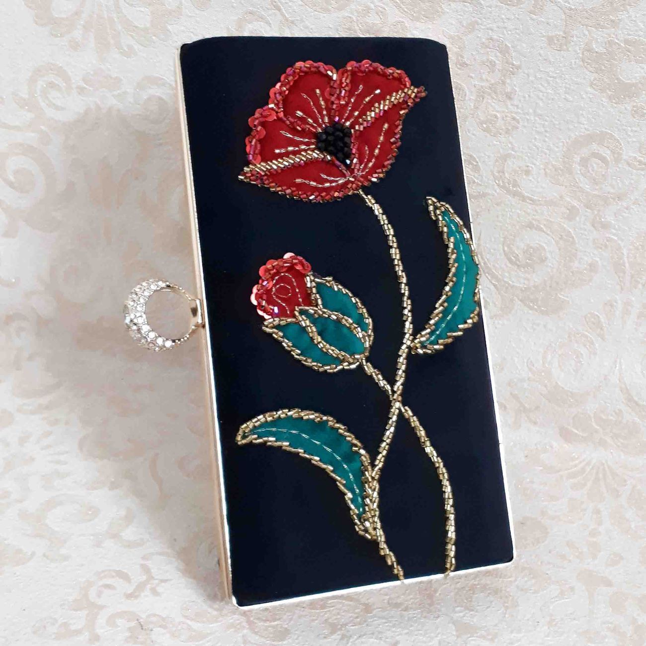Handgefertigte Perlen-Clutch mit rotem Rosendesign – Einzigartig und Elegant