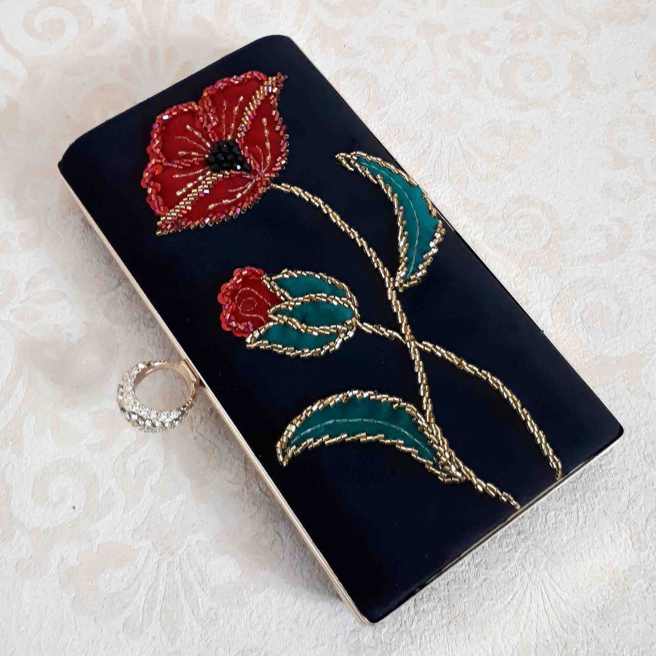 Handgefertigte Perlen-Clutch mit rotem Rosendesign – Einzigartig und Elegant