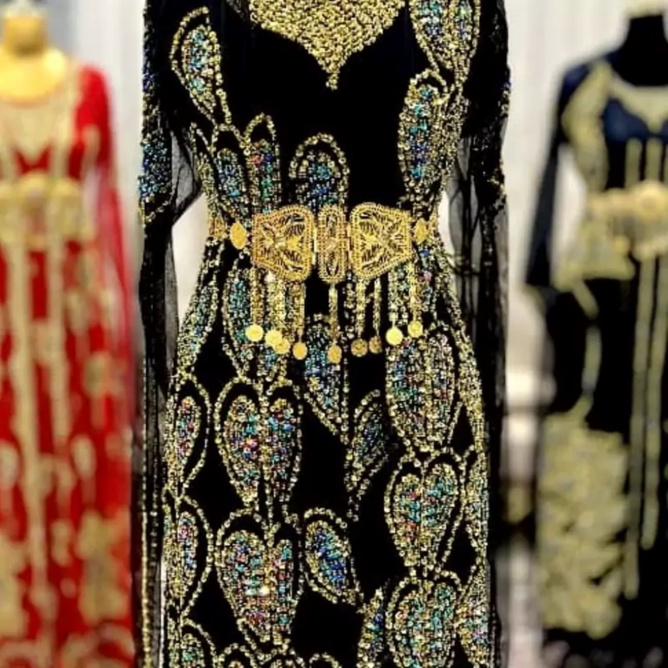Handbesticktes Schmuck-Abendkleid – Exquisite kurdische Couture