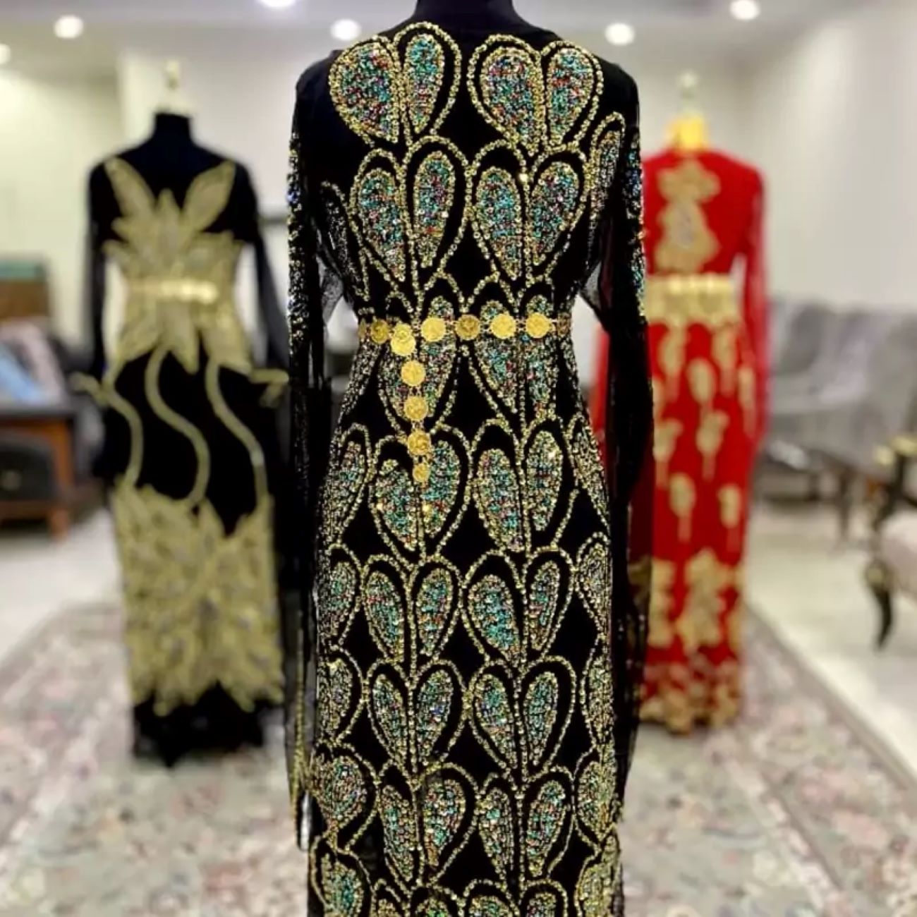 Handbesticktes Schmuck-Abendkleid – Exquisite kurdische Couture