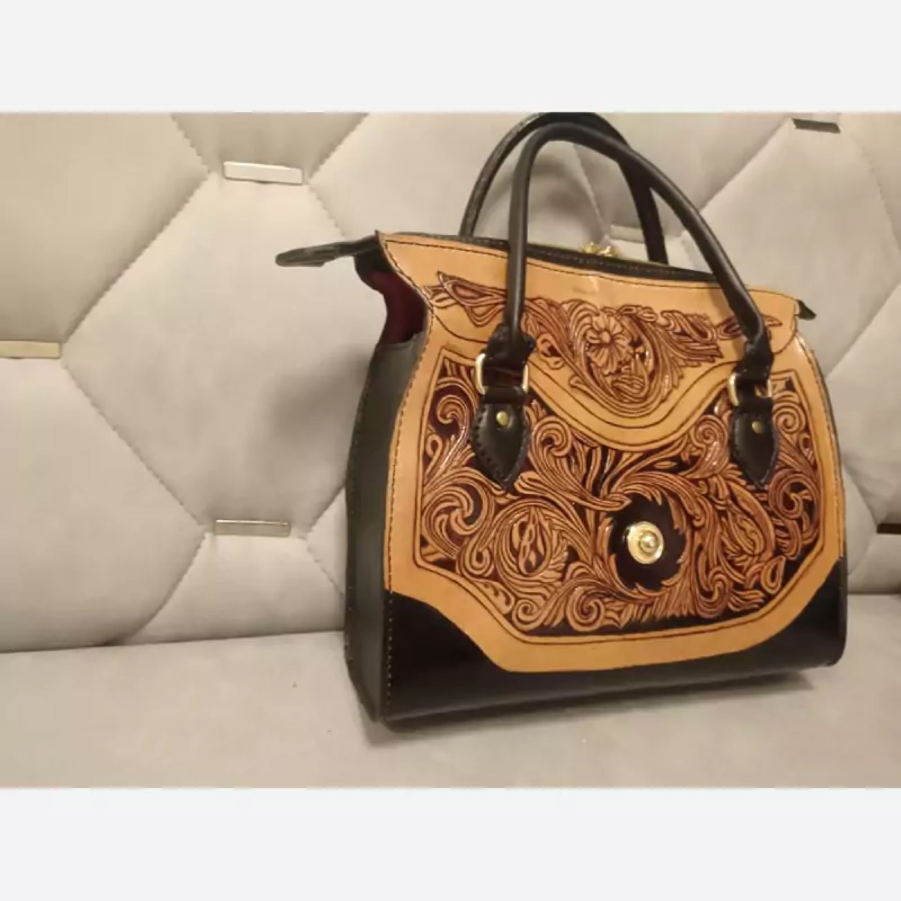 Handgefertigte Naturledertasche – Graviert, bemalt & kunstvoll genäht