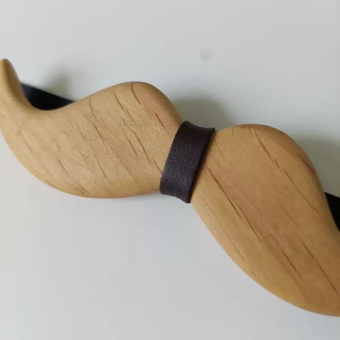 Handgefertigte Holzfliege – Schnurrbart-Design, stilvoll und sportlich für Jungen