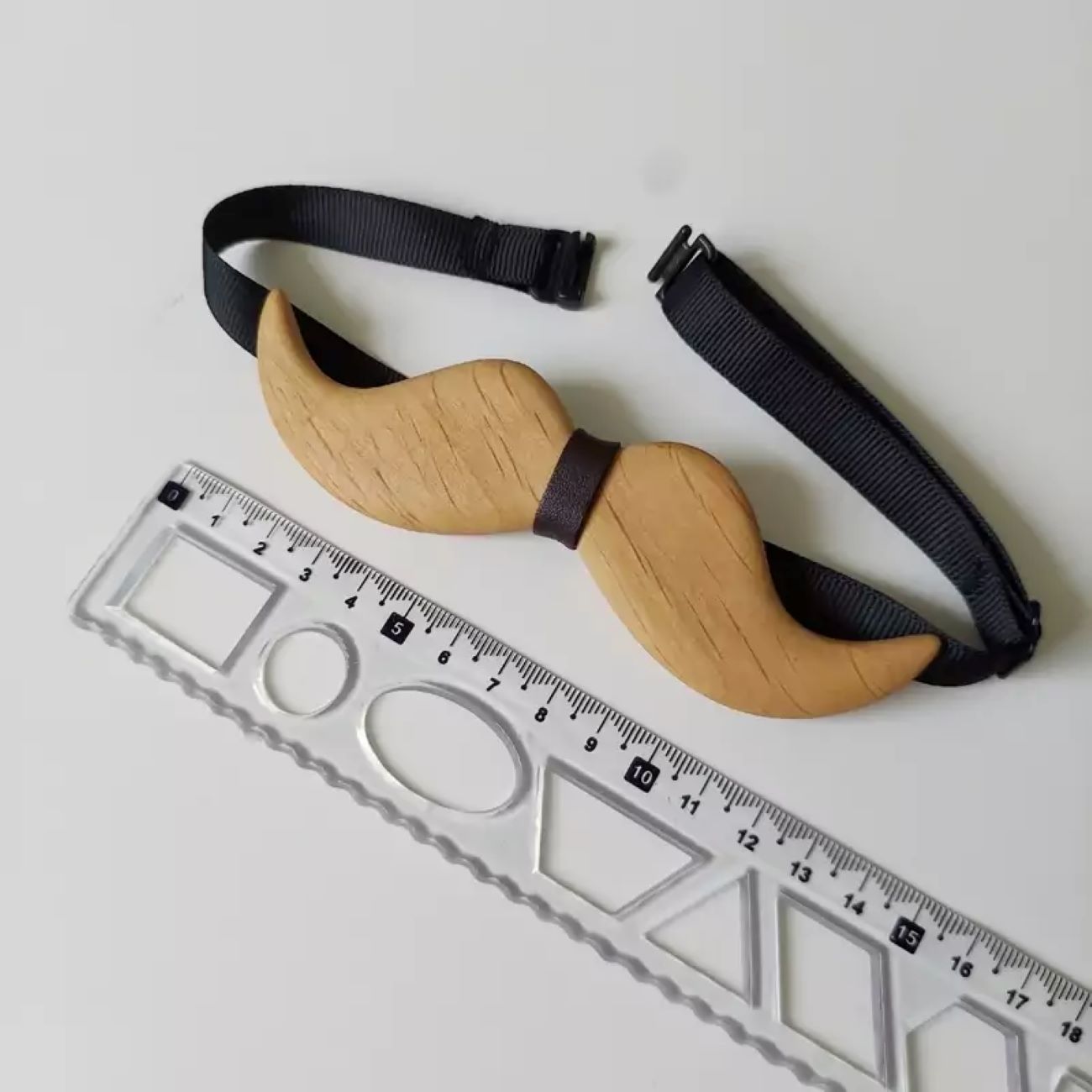 Handgefertigte Holzfliege – Schnurrbart-Design, stilvoll und sportlich für Jungen