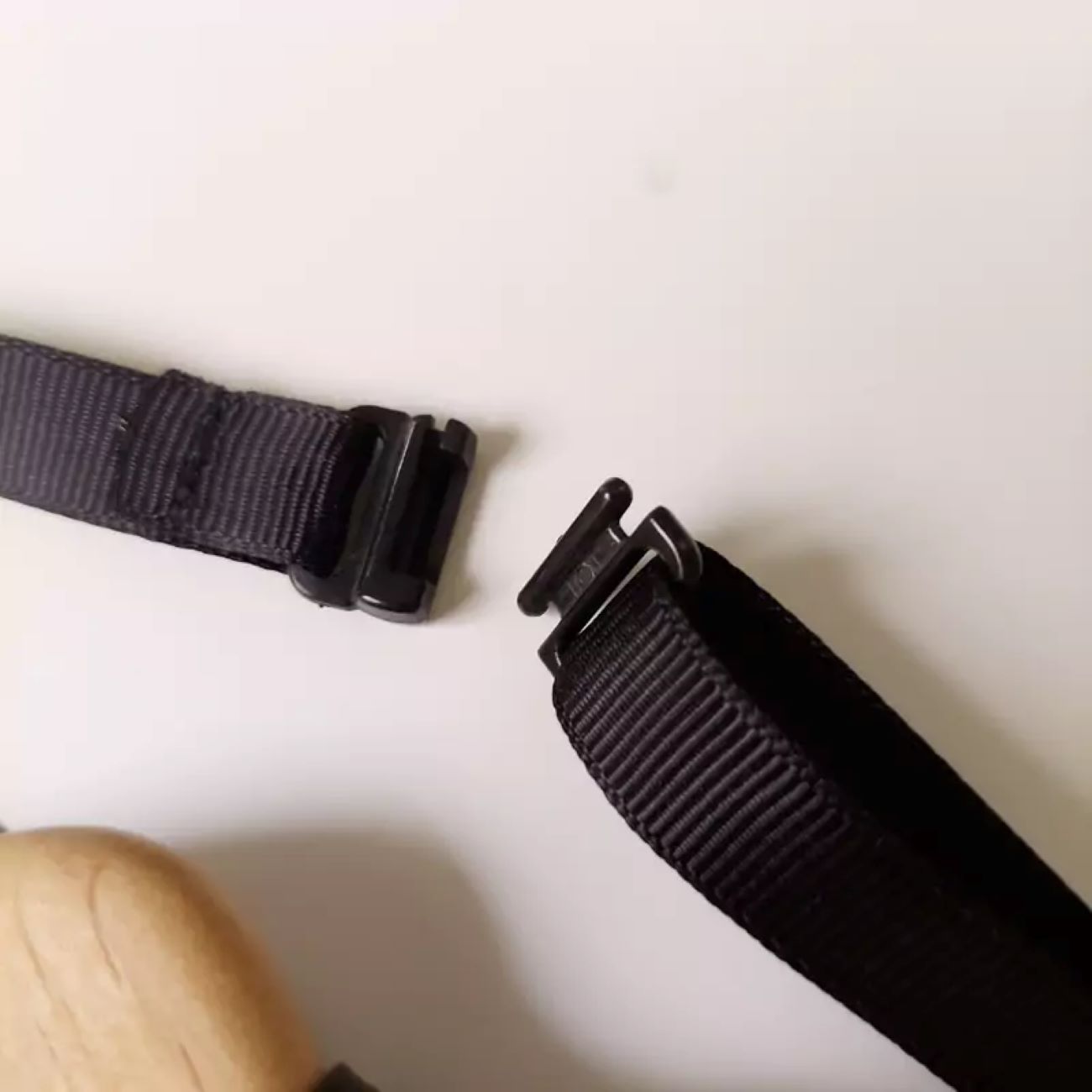 Handgefertigte Holzfliege – Schnurrbart-Design, stilvoll und sportlich für Jungen