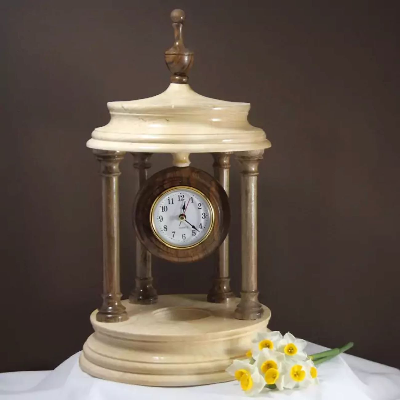 Minimalistische Keramikvase für eine Blume, ideal als Wohnaccessoire
