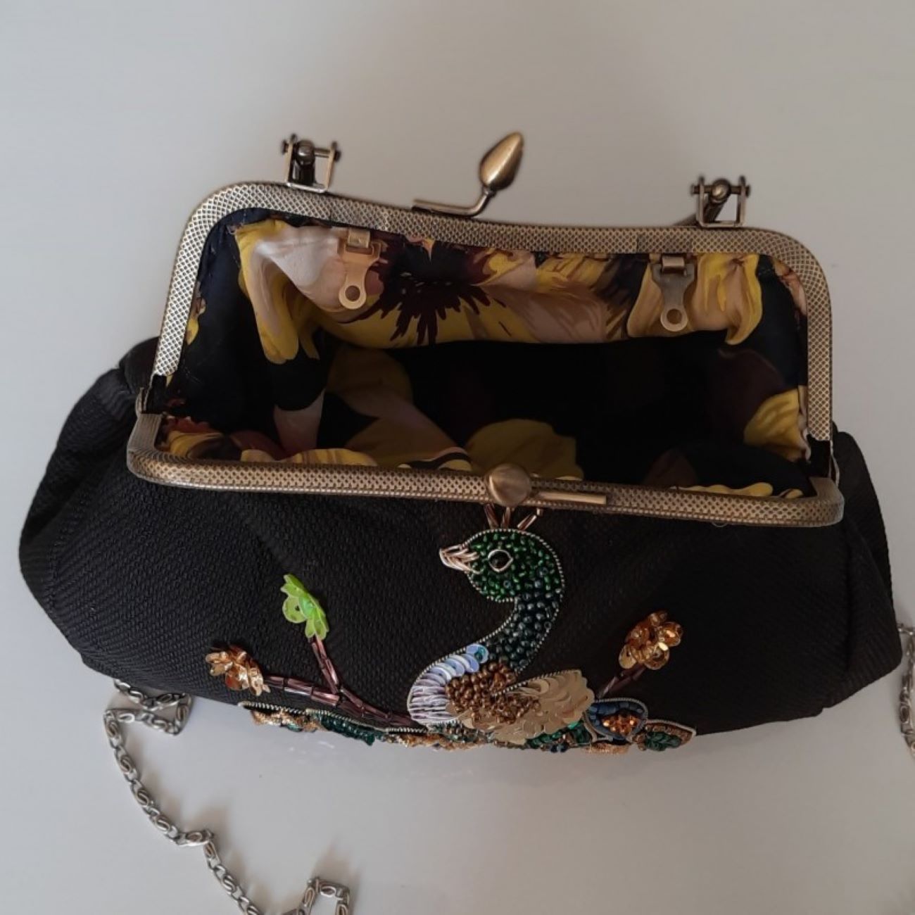 Handgefertigte Perlen-Clutch mit Blumenmuster in Schwarz – Zeitloses Design