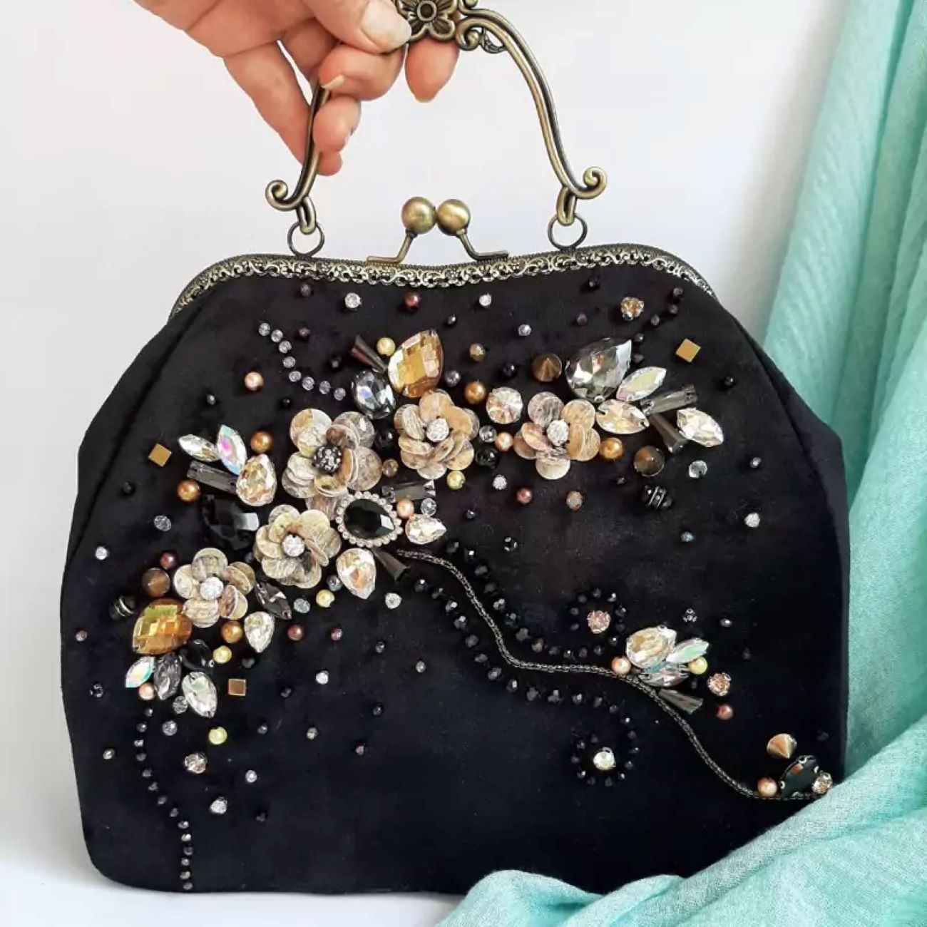 Handgefertigte Perlen-Clutch mit Blumenmuster in Schwarz – Zeitloses Design