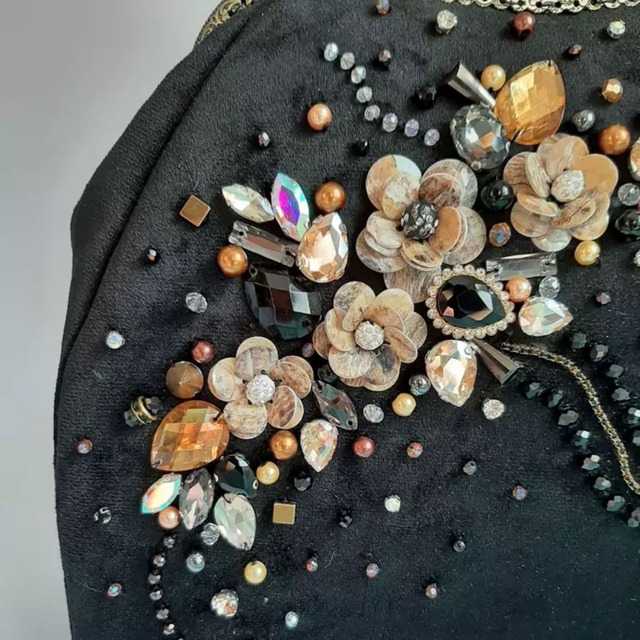 Handgefertigte Perlen-Clutch mit Blumenmuster in Schwarz – Zeitloses Design