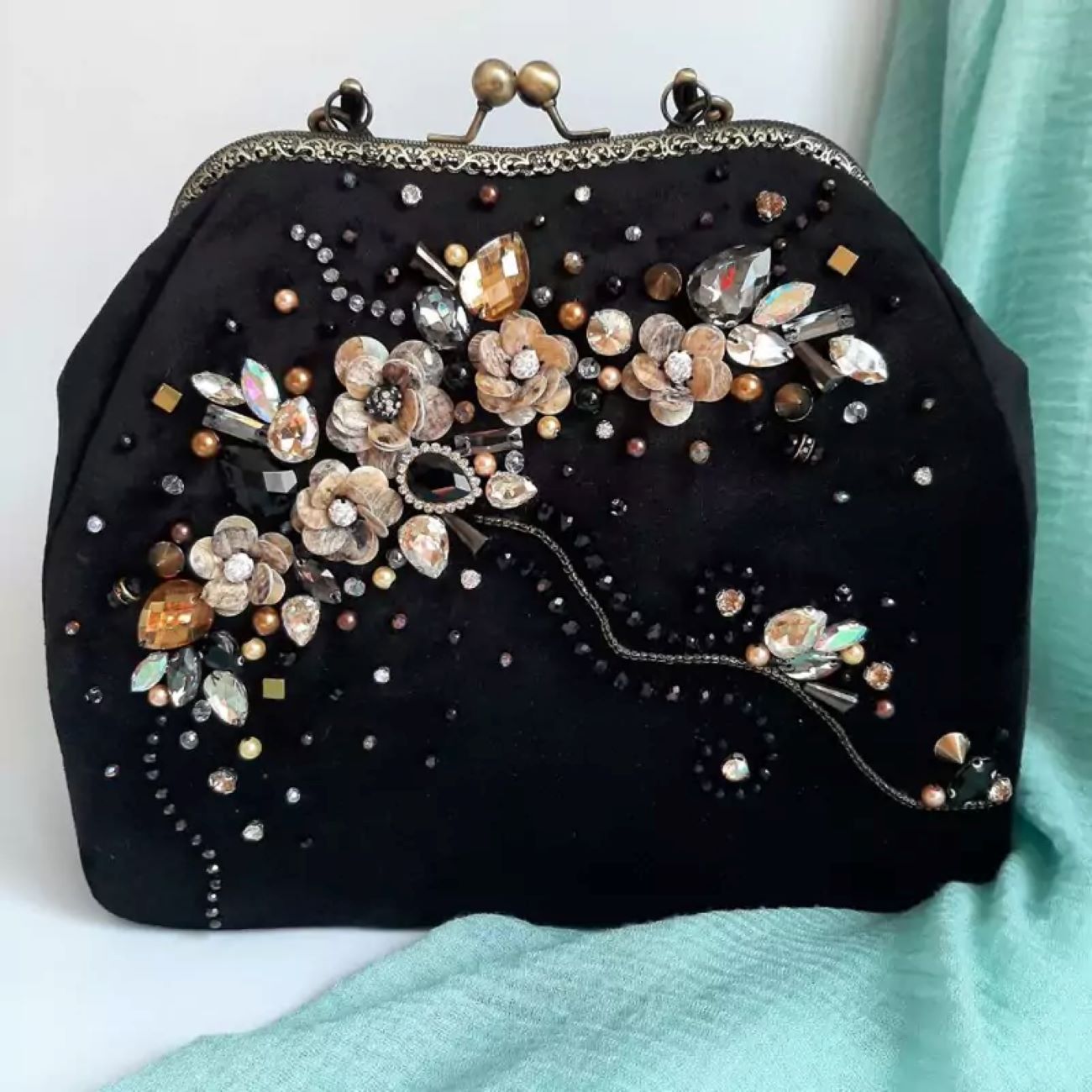 Klassische Handtasche mit doppeltem Griff und floralem Design