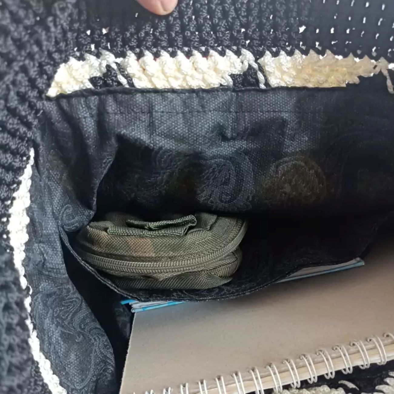Handgemachte tunesische Häkel Tasche – Schwarz & Weiß