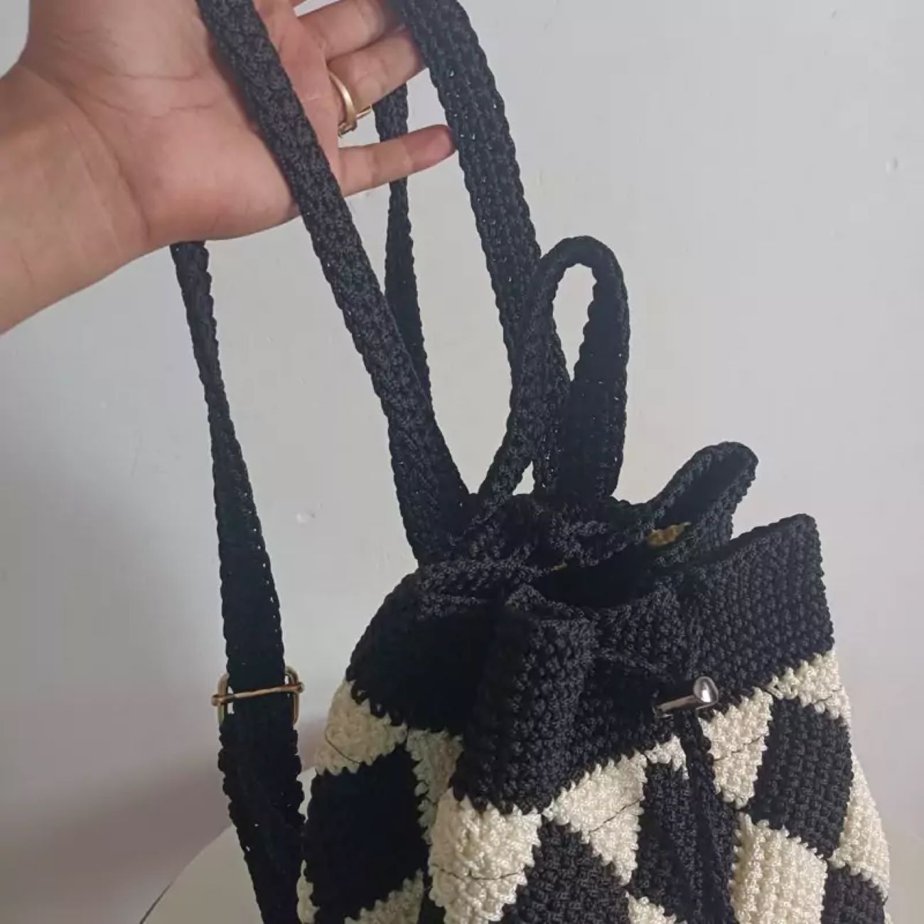 Handgemachte tunesische Häkel Tasche – Schwarz & Weiß