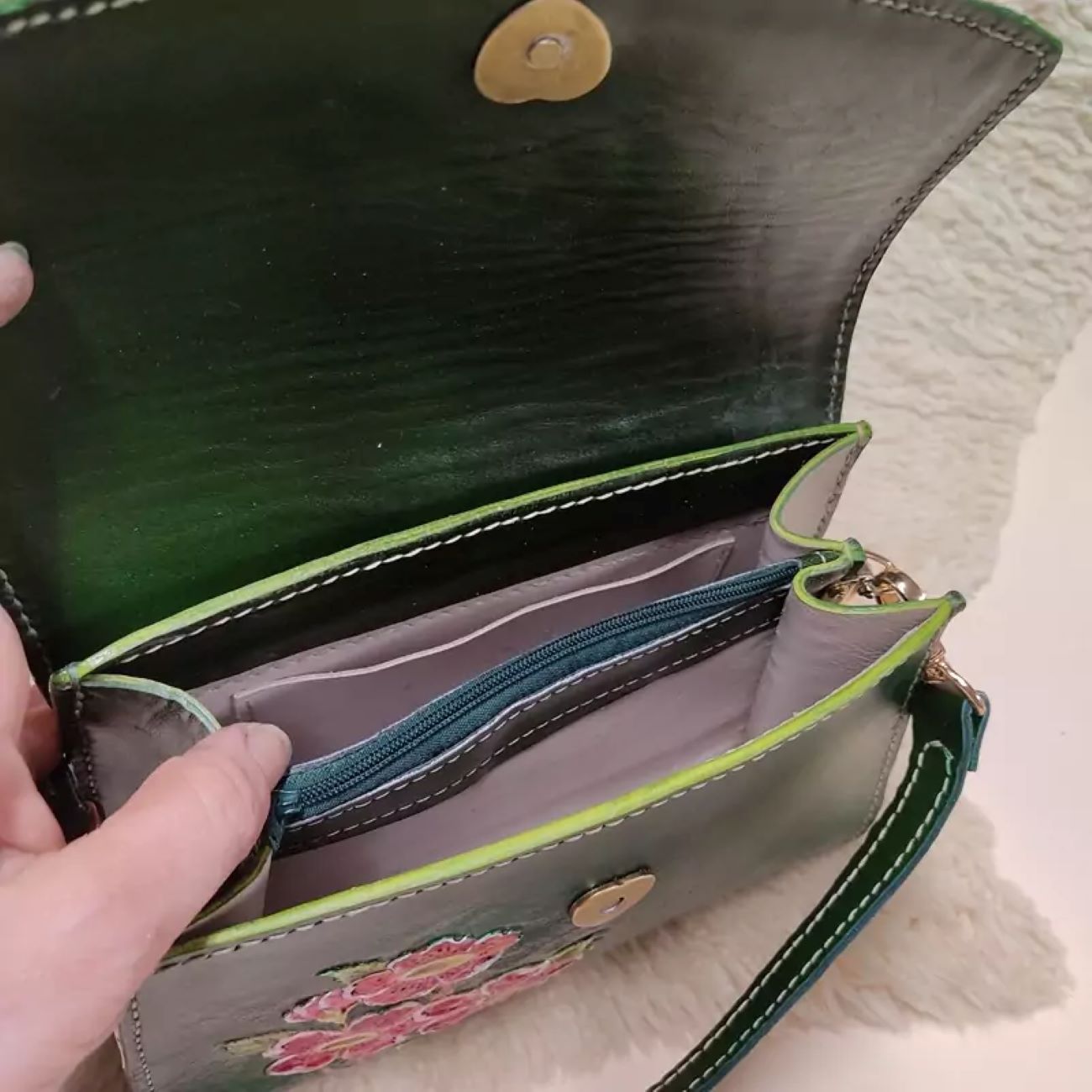 Handgemachte Echtledertasche – Schnitzerei, handbemalt & genäht in Grün