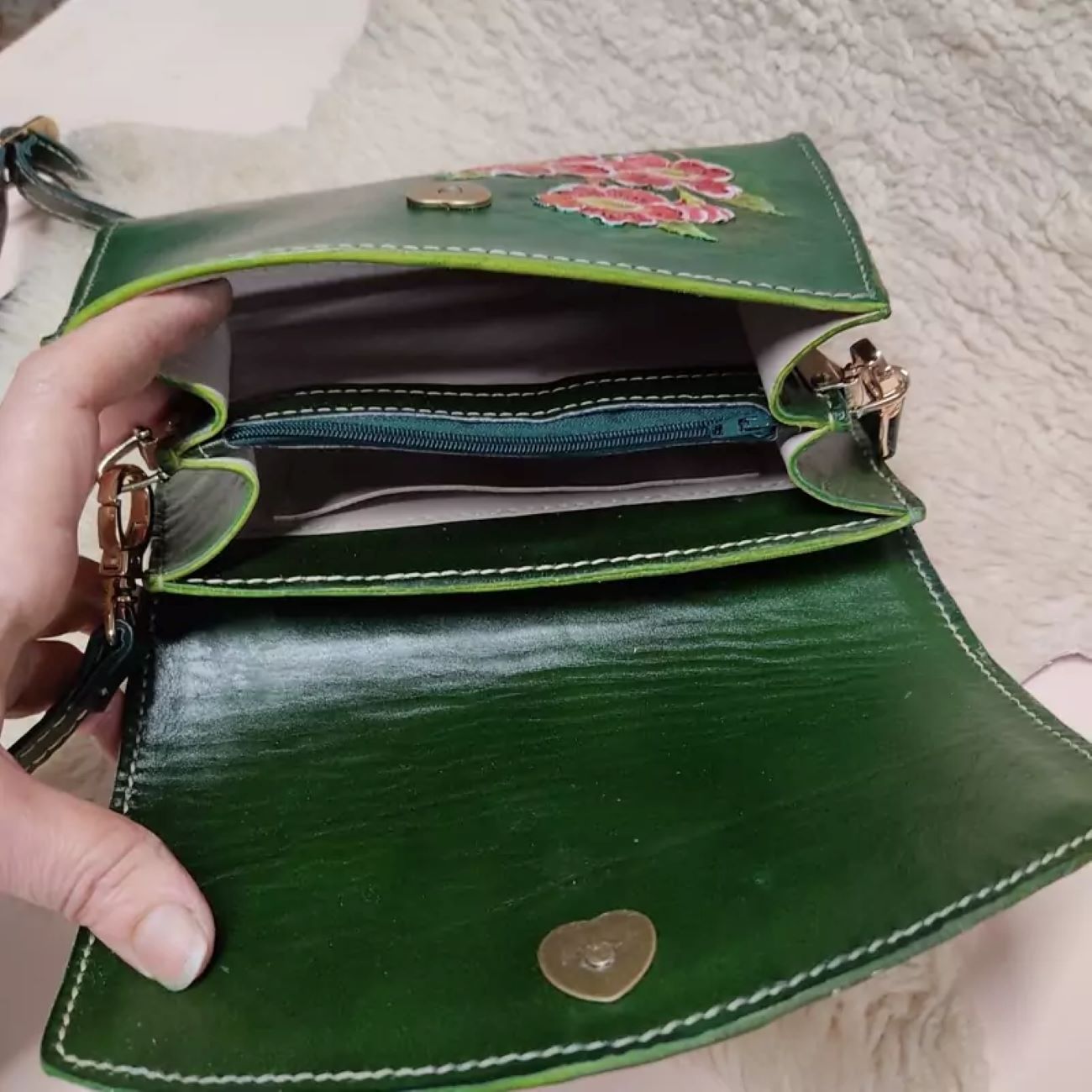 Handgemachte Echtledertasche – Schnitzerei, handbemalt & genäht in Grün