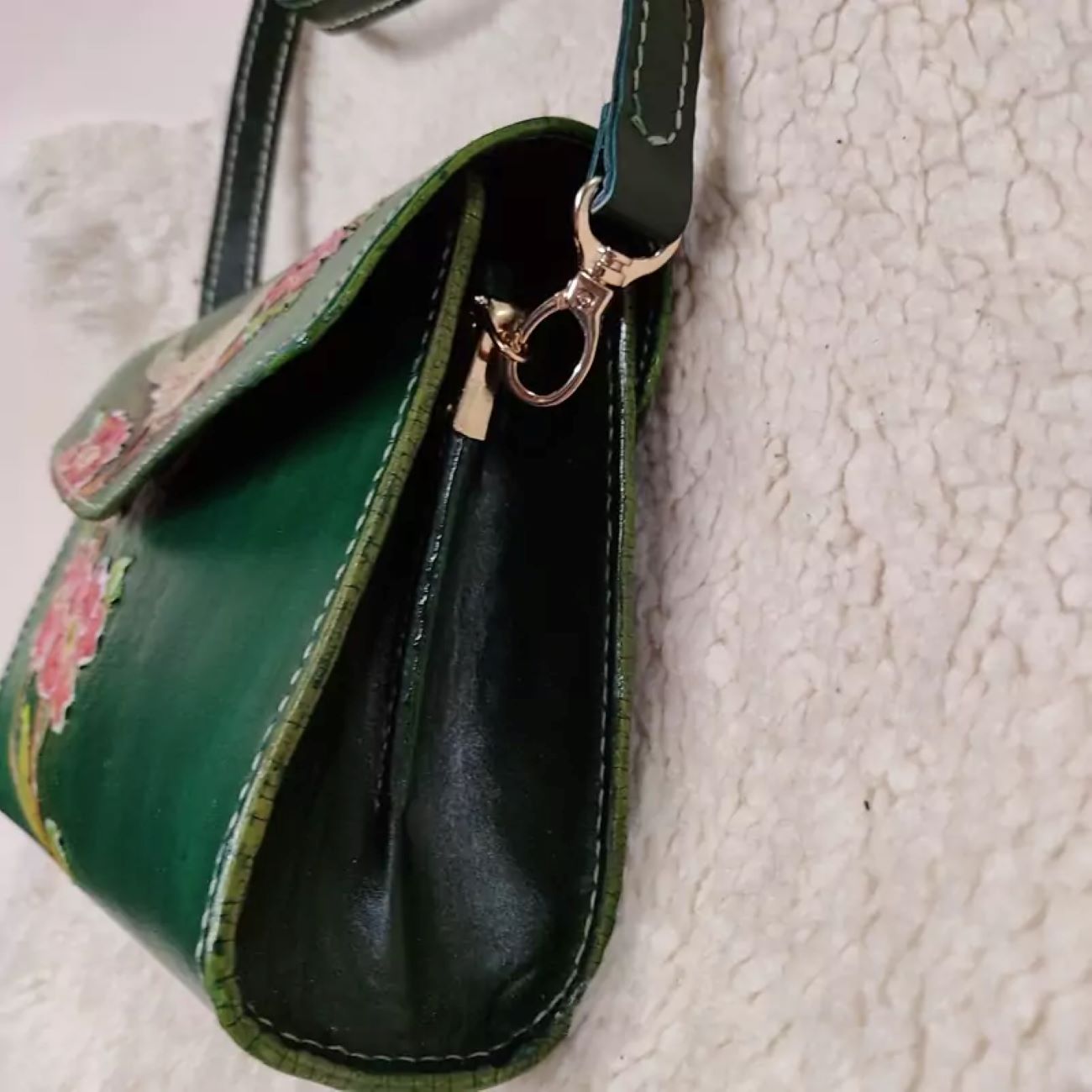 Handgemachte Echtledertasche – Schnitzerei, handbemalt & genäht in Grün