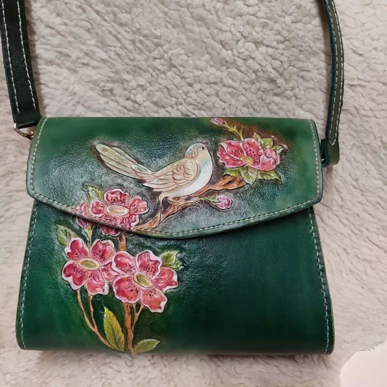 Handgemachte Echtledertasche – Schnitzerei, handbemalt & genäht in Grün
