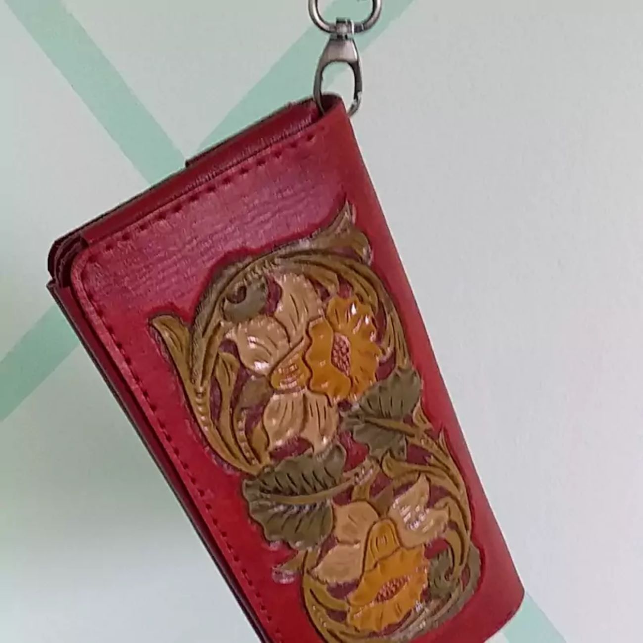 Handgemachte Echtledertasche – Schnitzerei, handbemalt & präzise genäht