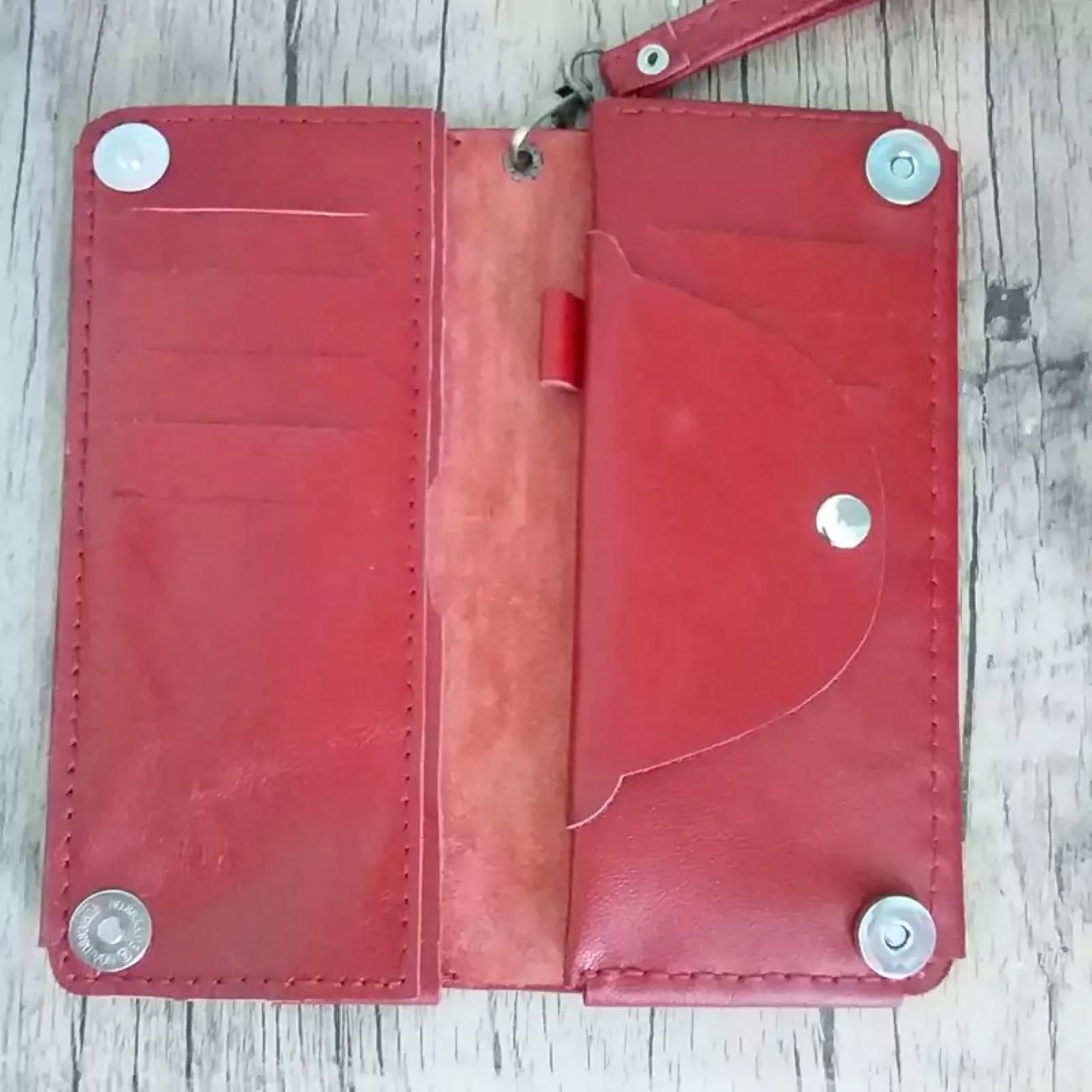 Handgemachte Echtledertasche – Schnitzerei, handbemalt & präzise genäht