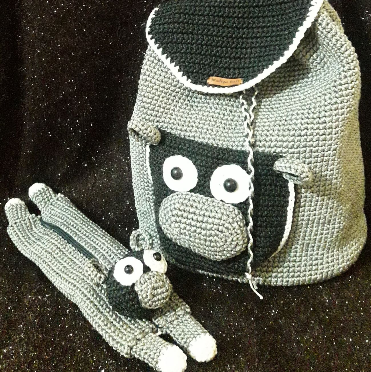 Handgefertigter gestrickter Rucksack mit passendem Bleistiftetui – Niedlich und funktional