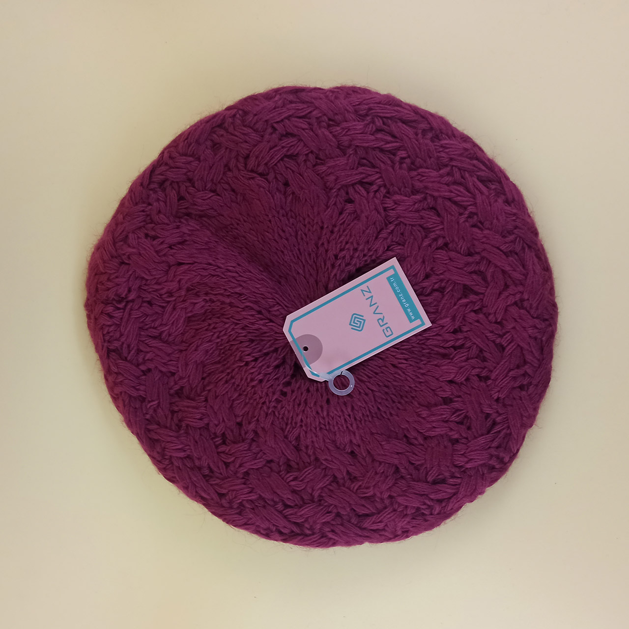 Gestricktes Französisches Barett – Weich & Stilvoll in Magenta für Damen