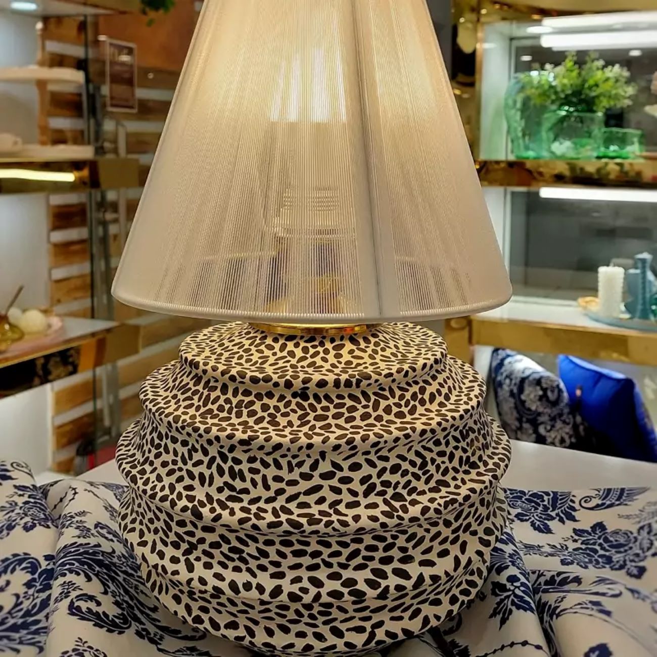 Moderne Leopardenmuster-Tischlampe – Stilvoller Akzent