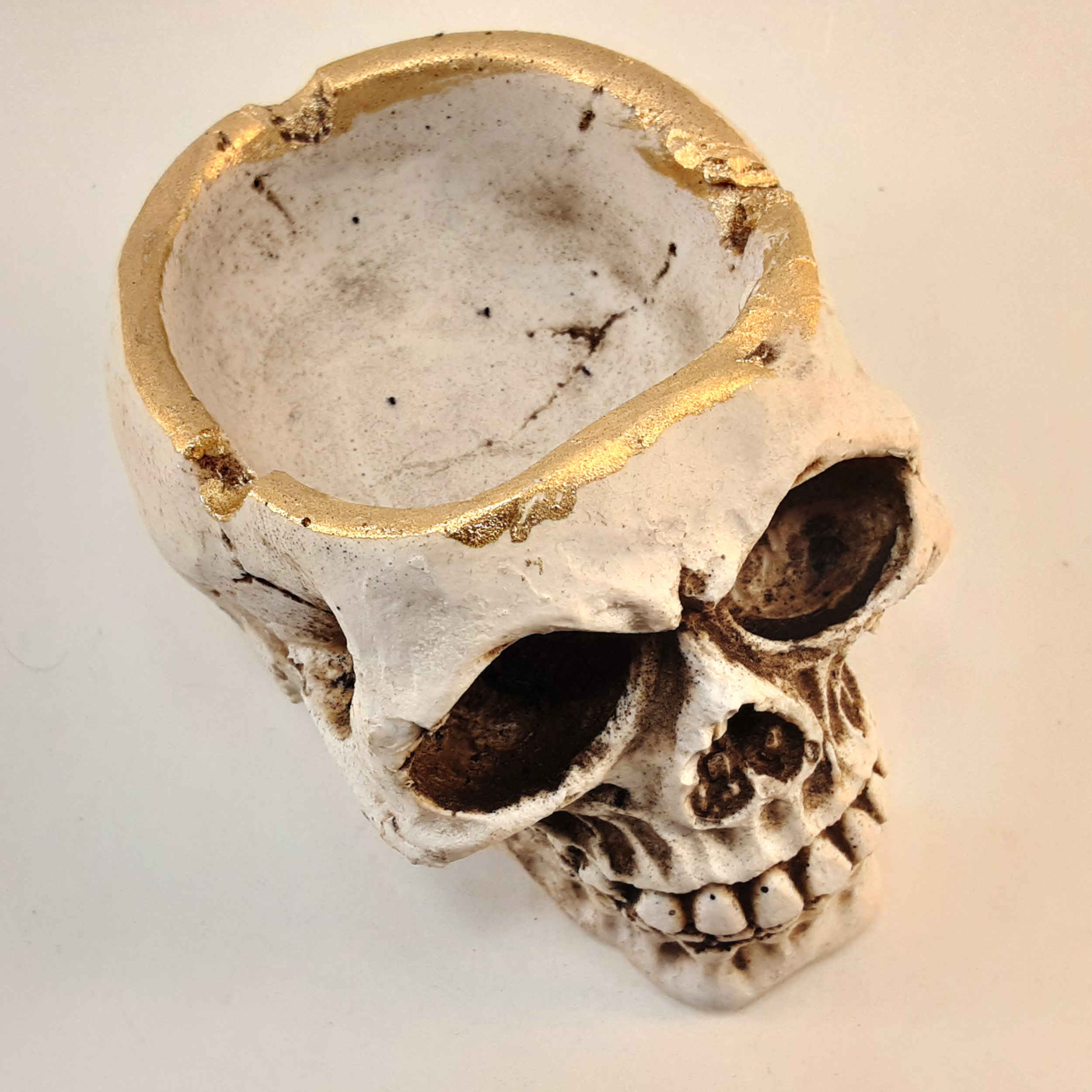 Besonderer Aschenbecher – Funktionales Stück für Raucher mit Totenkopf-Design