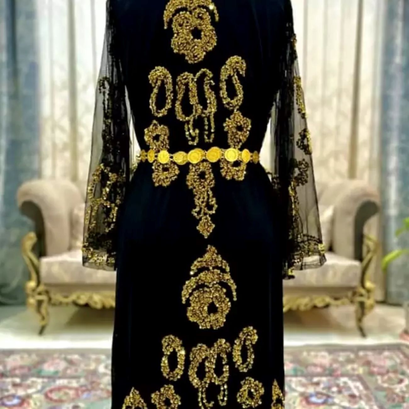 Kurdisches Kleid mit Schmuck-Stickerei – Tradition trifft Glamour