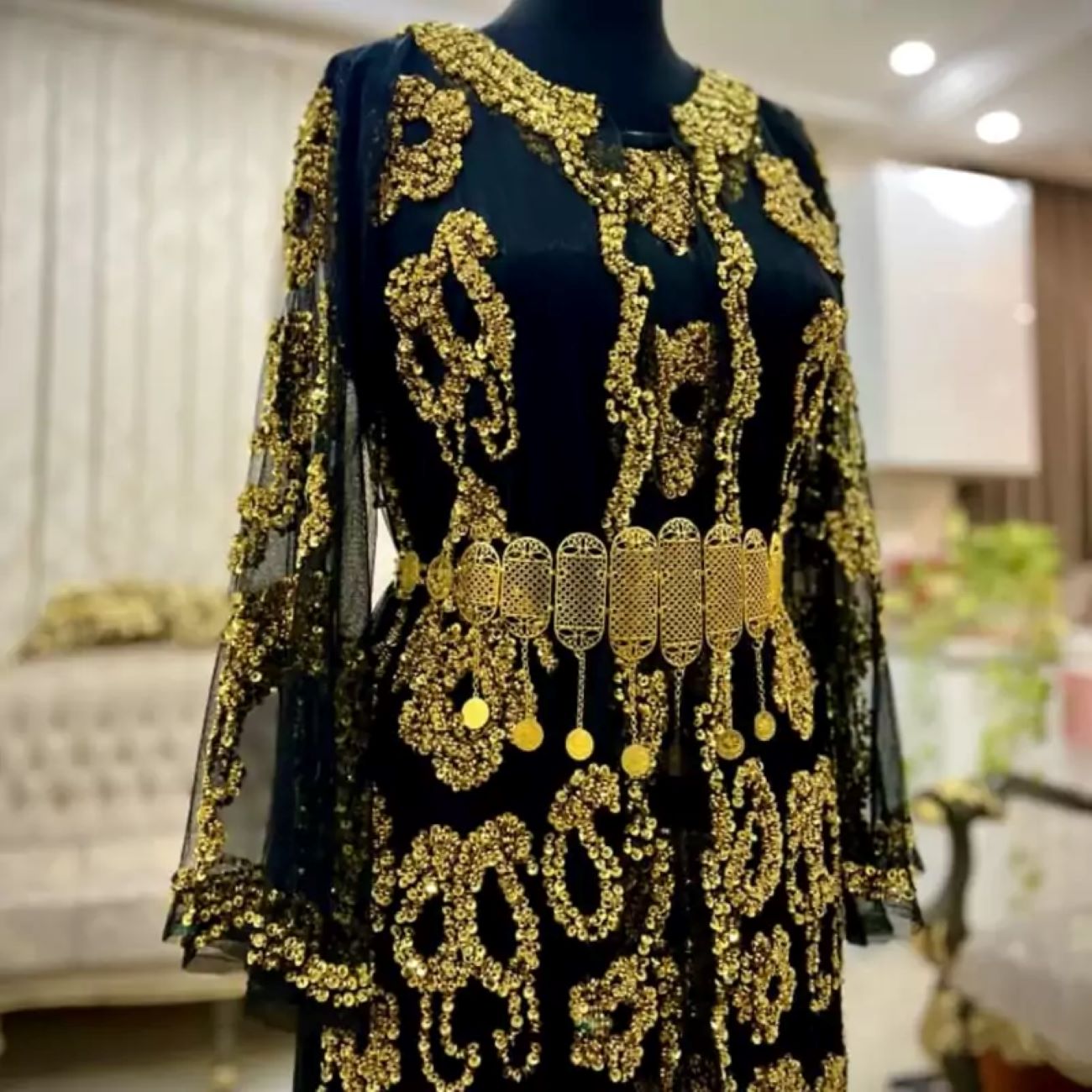 Kurdisches Kleid mit Schmuck-Stickerei – Tradition trifft Glamour