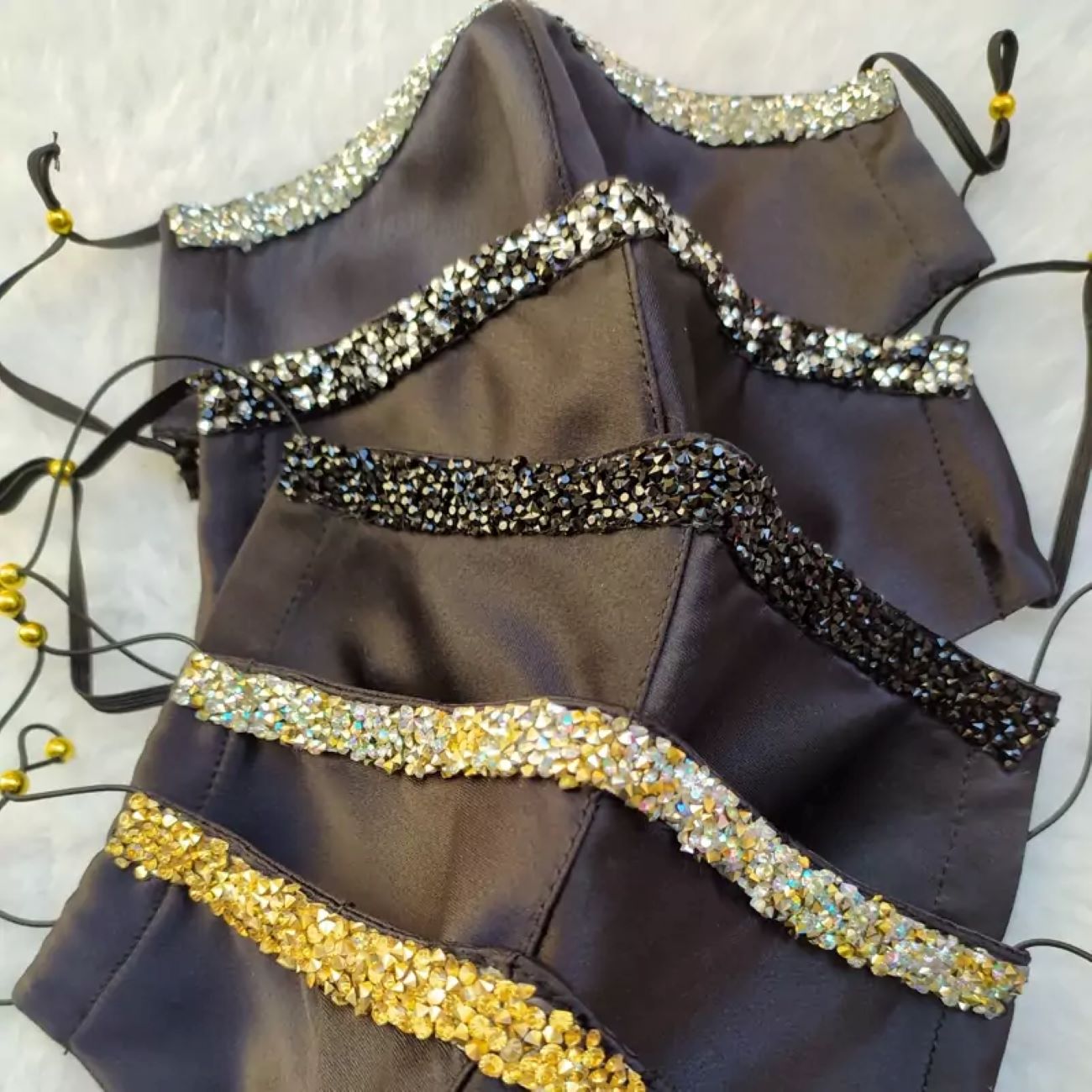 Satin Frauen Gesicht Maske mit Kristallverzierungen – Elegantes Accessoire.