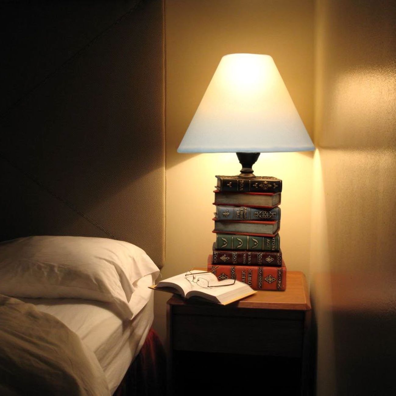 Gestapelte Bücher Tischlampe – Kreatives Design für Buchliebhaber