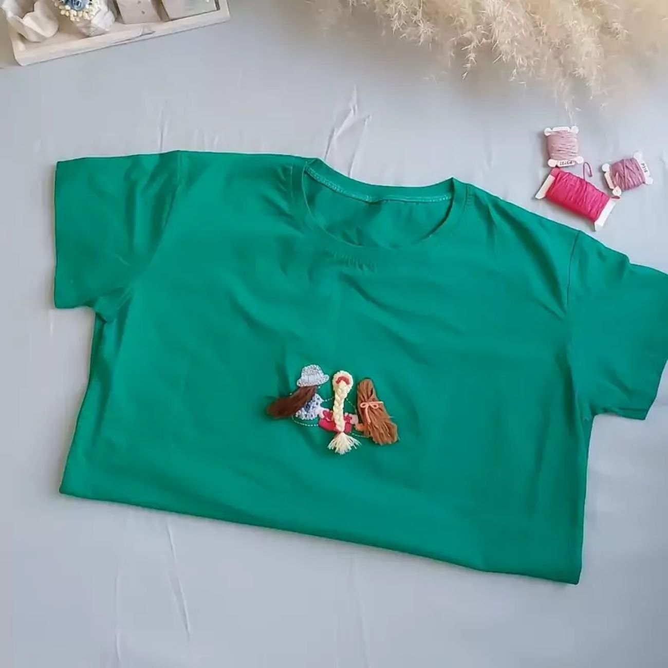 Frauen Kurzarmshirt mit Stickerei – Einzigartiges & Stilvolles Design