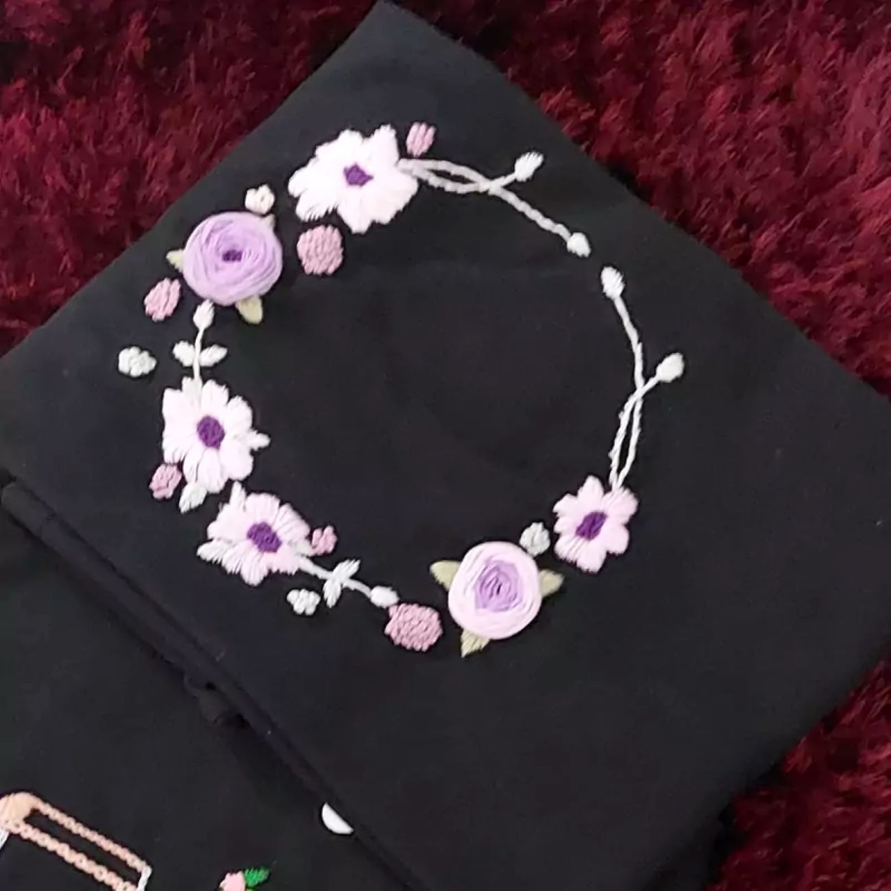 Damen Kurzarmshirt mit Handstickerei – Stilvoll und Elegant