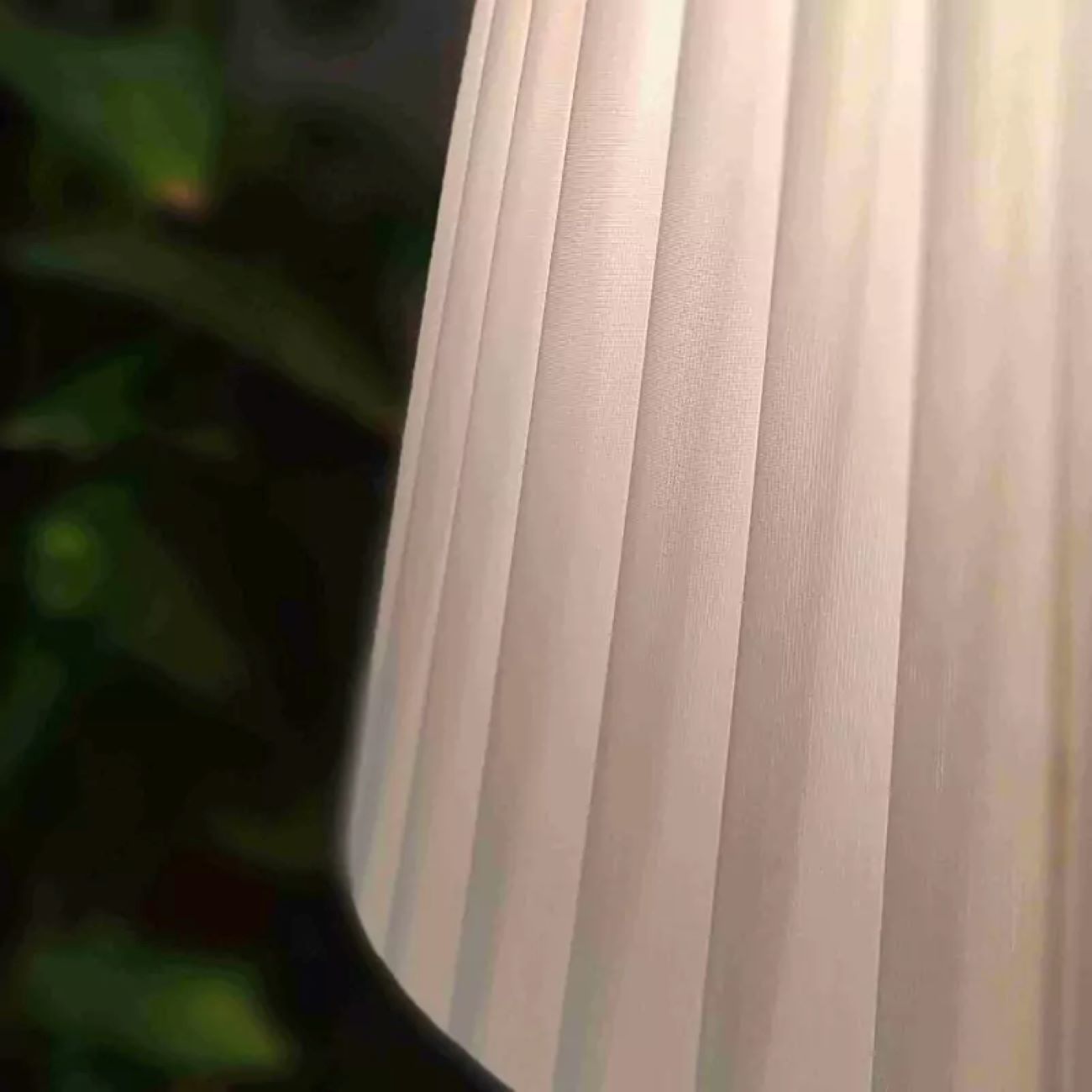 Weiße-goldene Keramiktischlampe – Modern & anspruchsvoll