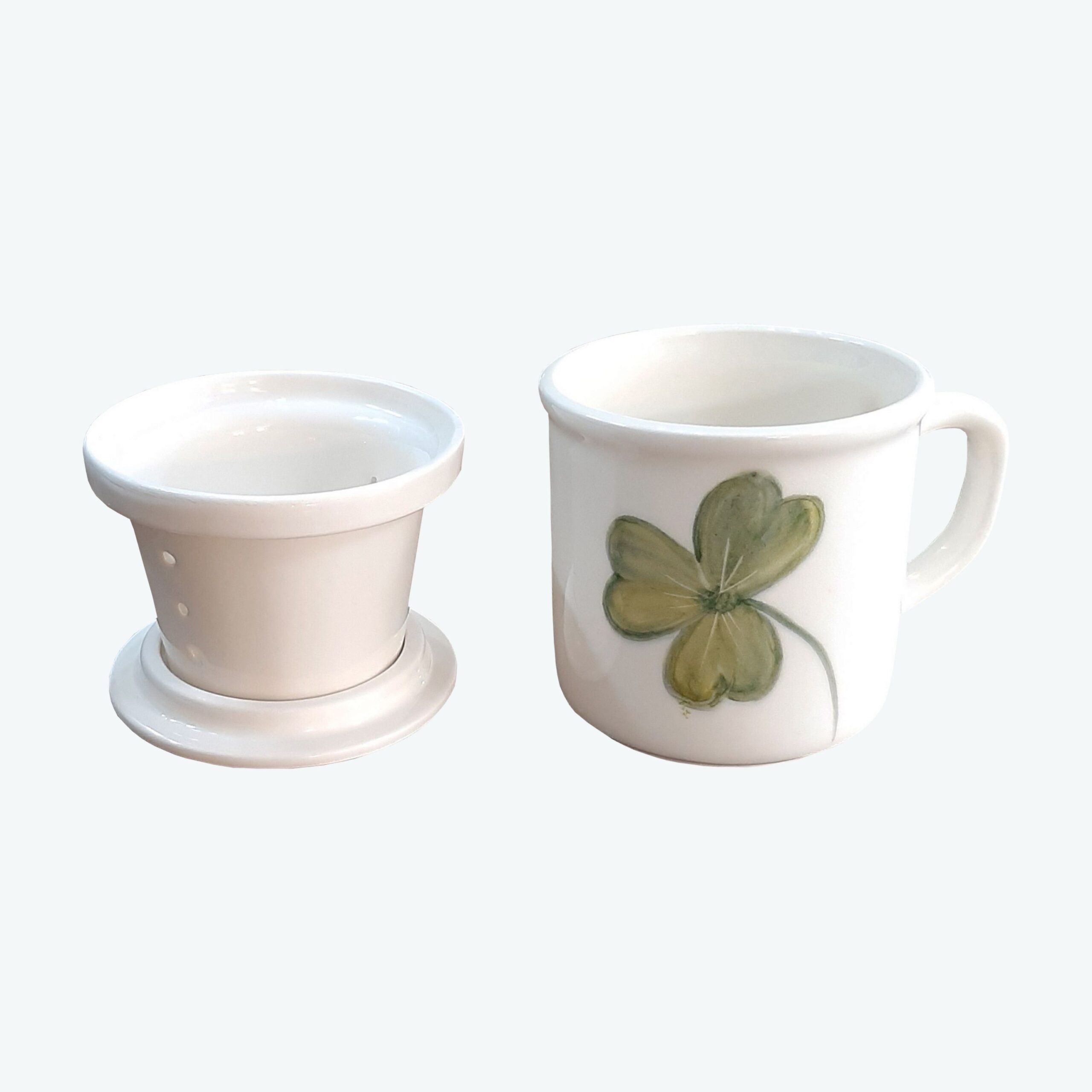 Keramik-Tee-Infuser-Tasse mit Deckel, weiß mit vierblättrigem Kleeblatt-Design