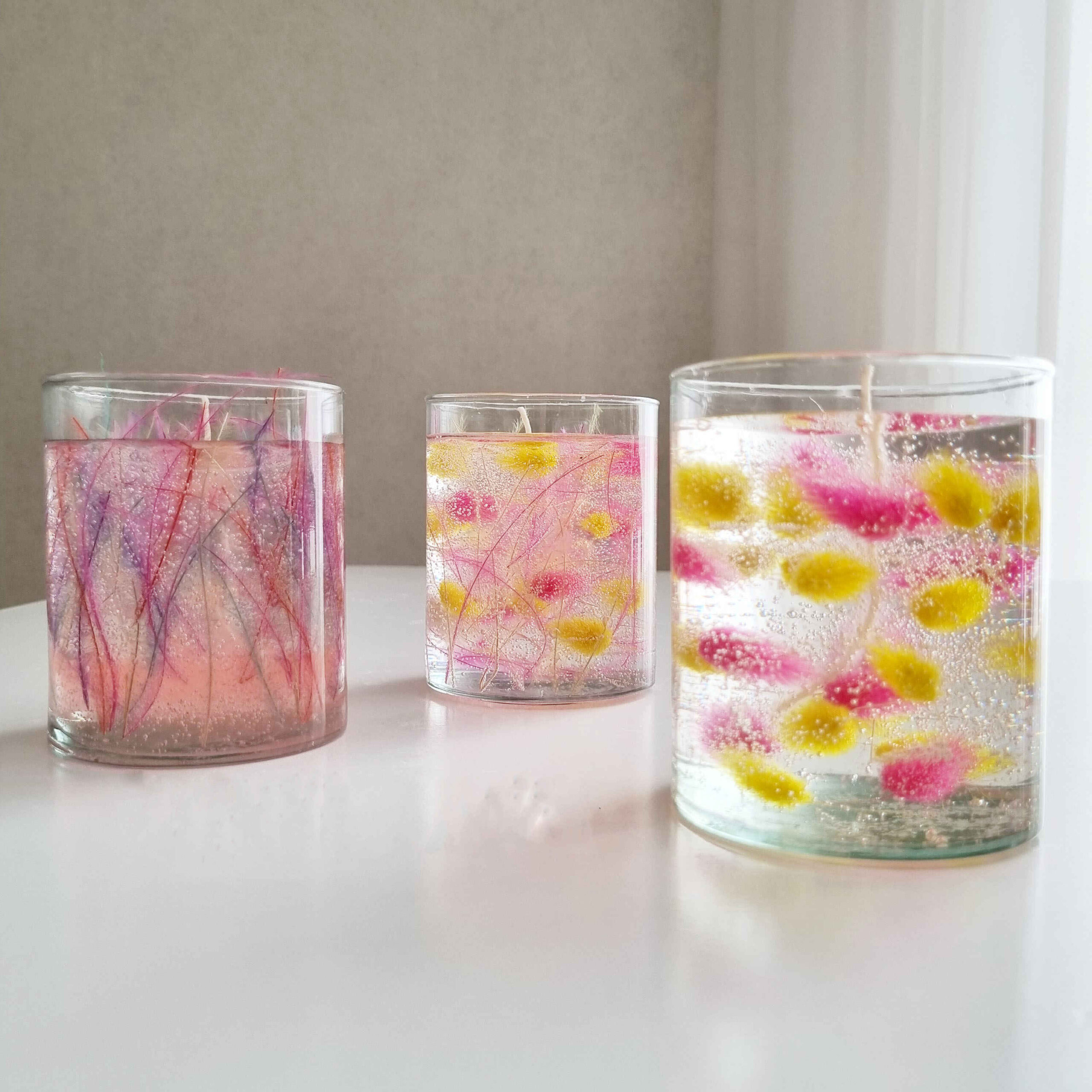 Handgefertigte Gel-Paraffin-Glasjar-Kerze mit Trockenblumen-Design