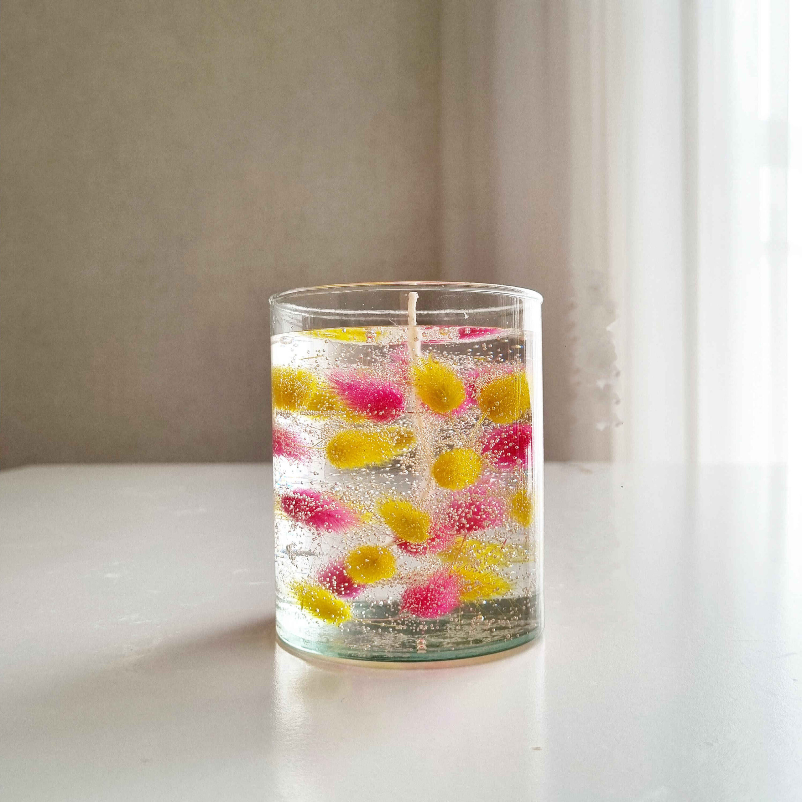 Handgefertigte Gel-Paraffin-Glasjar-Kerze mit Trockenblumen-Design