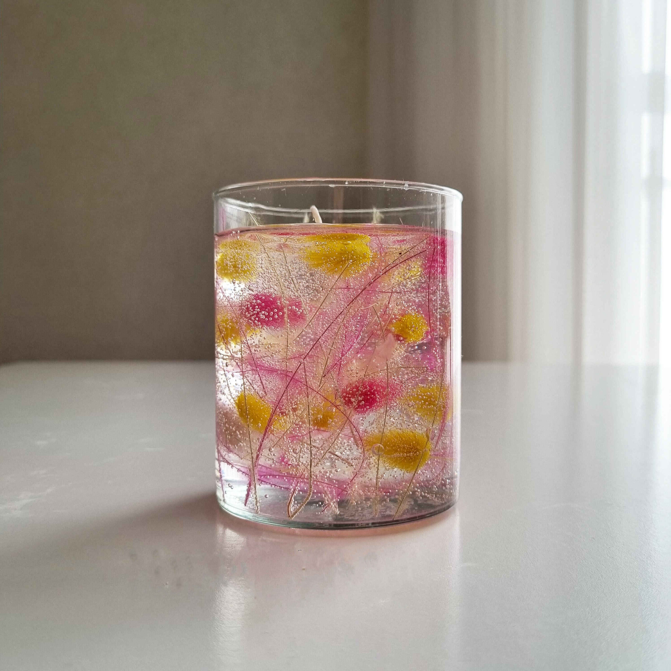 Handgefertigte Gel-Paraffin-Glasjar-Kerze mit Trockenblumen-Design
