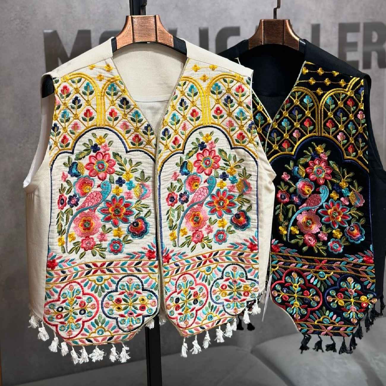 Set aus traditionellem persischem Manto und Hose Modell