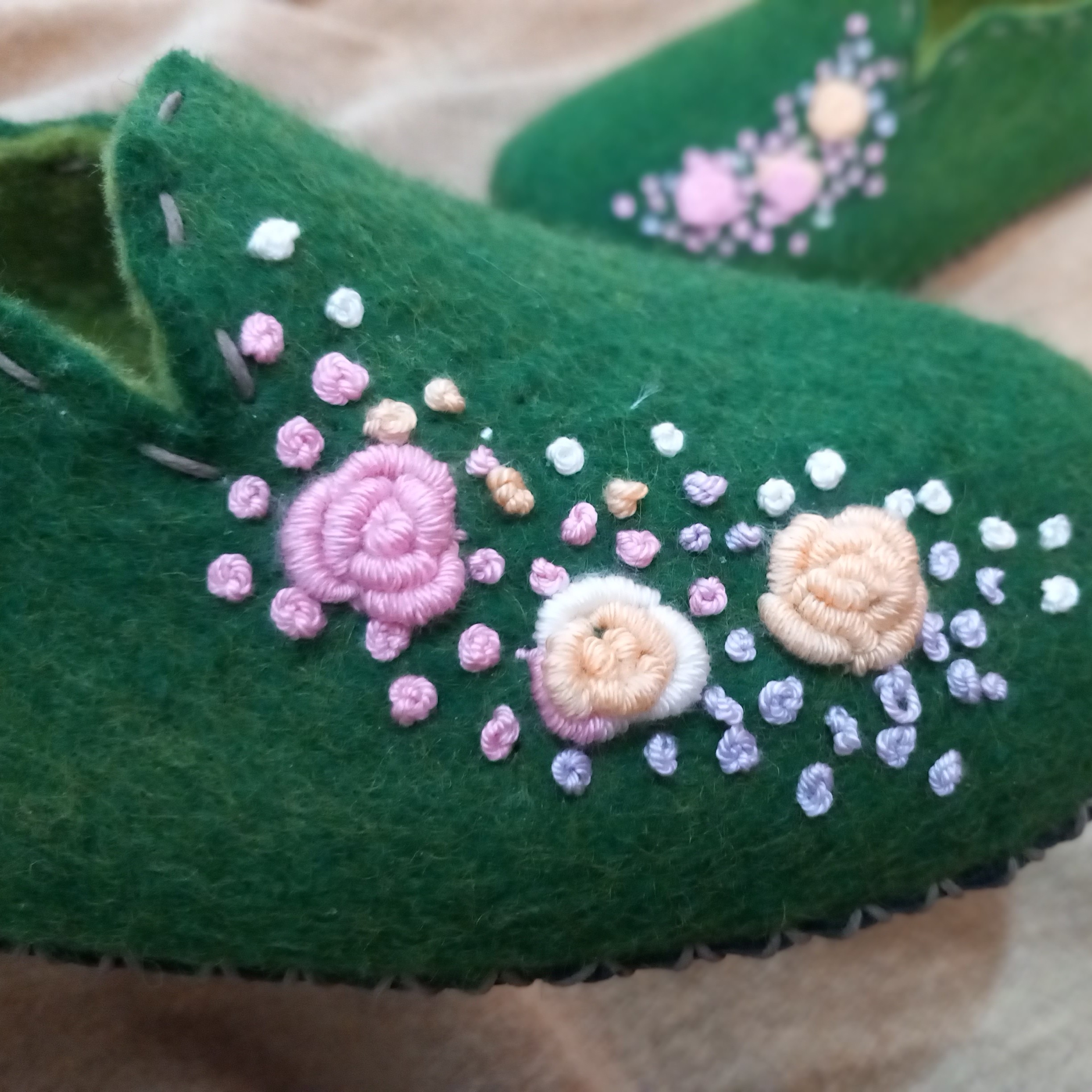 Smaragdgrüne Wollfilzpantoffeln mit handgefertigter Blumenstickerei