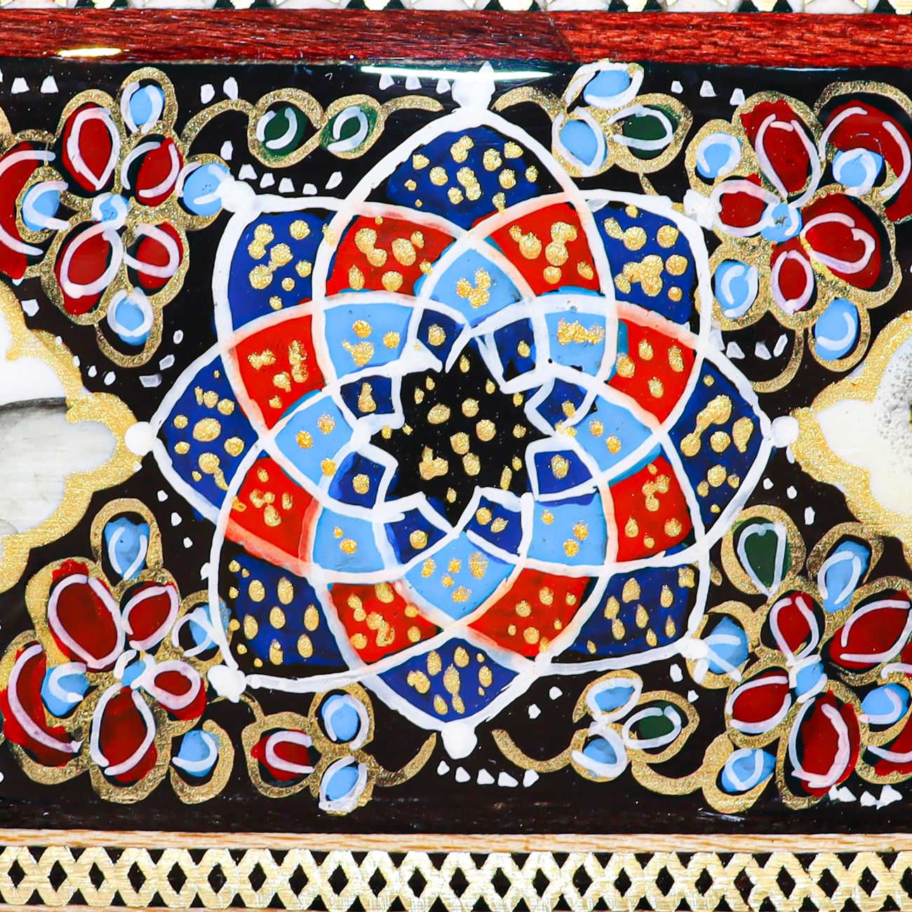 Graviertes Messingpaneel mit Vogel- und Blumenmotiv in Khatamkari-Rahmen