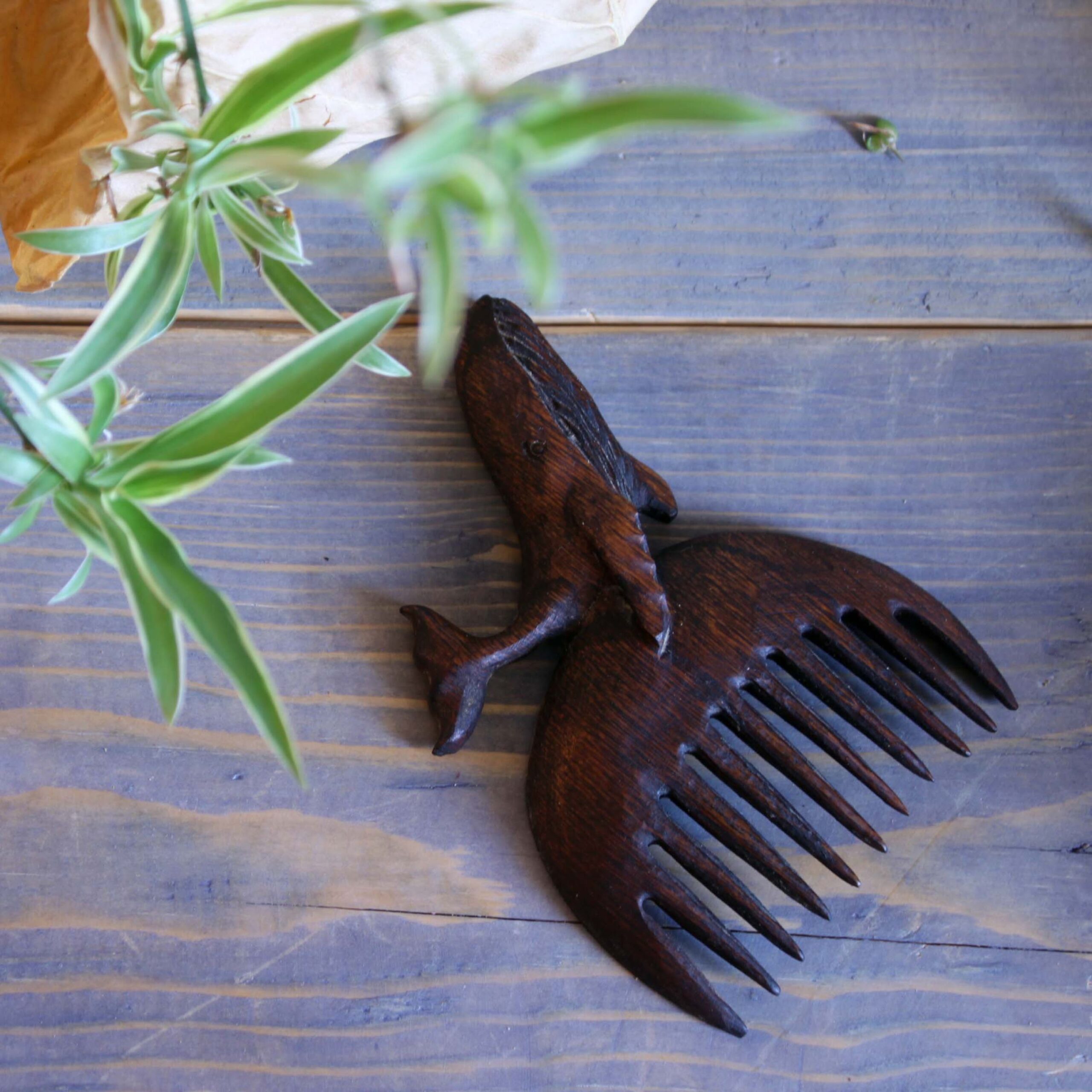 Handgeschnitzter Holzkamm mit Wal-Design – Ozeanische Schönheit & Handwerkskunst