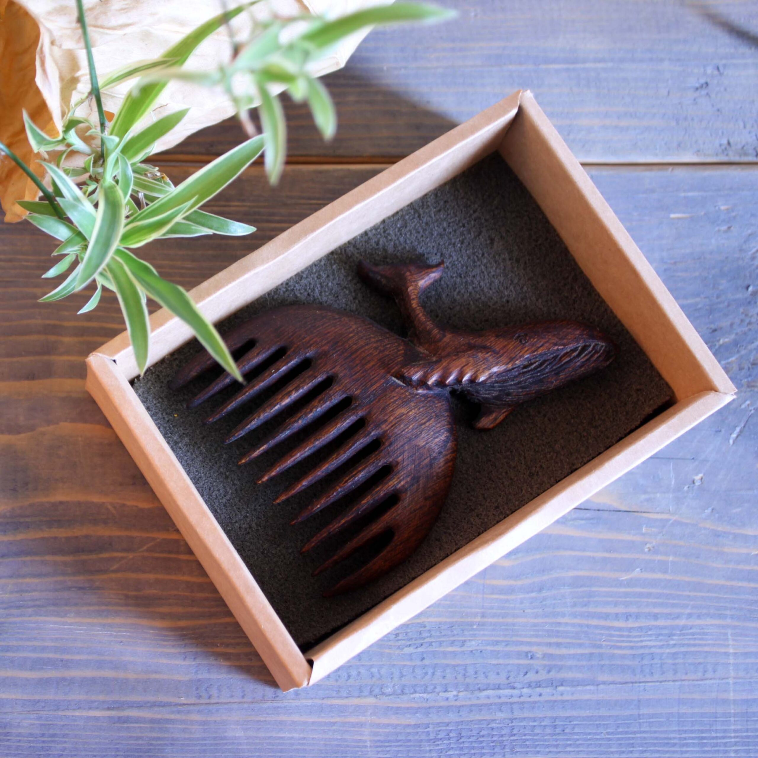 Handgeschnitzter Holzkamm mit Wal-Design – Ozeanische Schönheit & Handwerkskunst