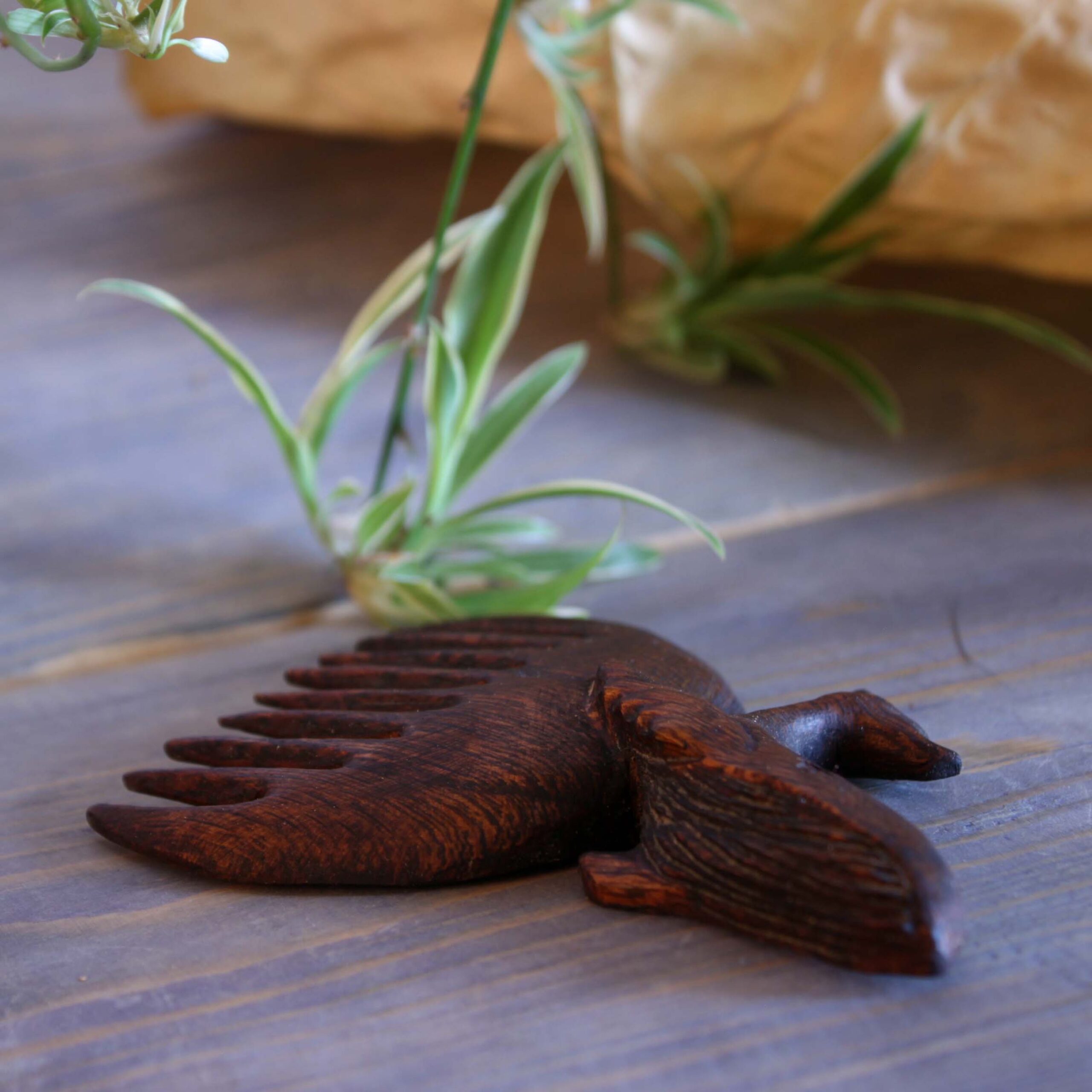 Handgeschnitzter Holzkamm mit Wal-Design – Ozeanische Schönheit & Handwerkskunst